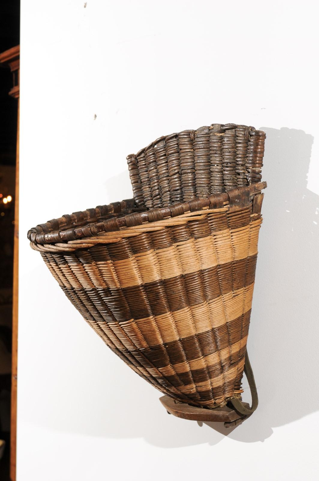 French 19th Century Small Two-Toned Wicker Grape Harvesting Basket from Burgundy In Distressed Condition In Atlanta, GA