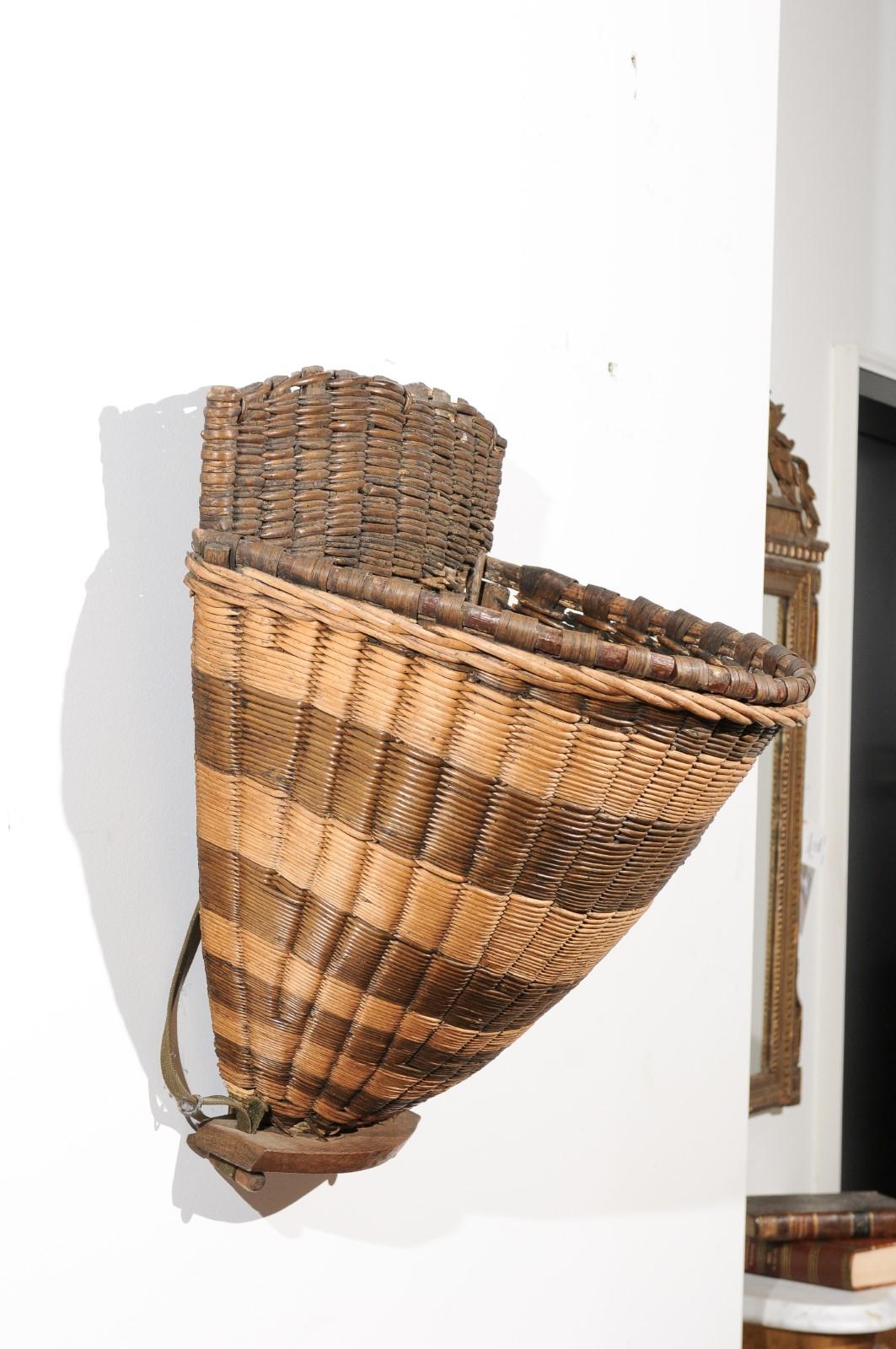French 19th Century Small Two-Toned Wicker Grape Harvesting Basket from Burgundy 1