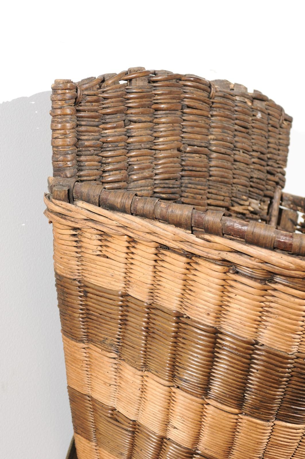 French 19th Century Small Two-Toned Wicker Grape Harvesting Basket from Burgundy 2