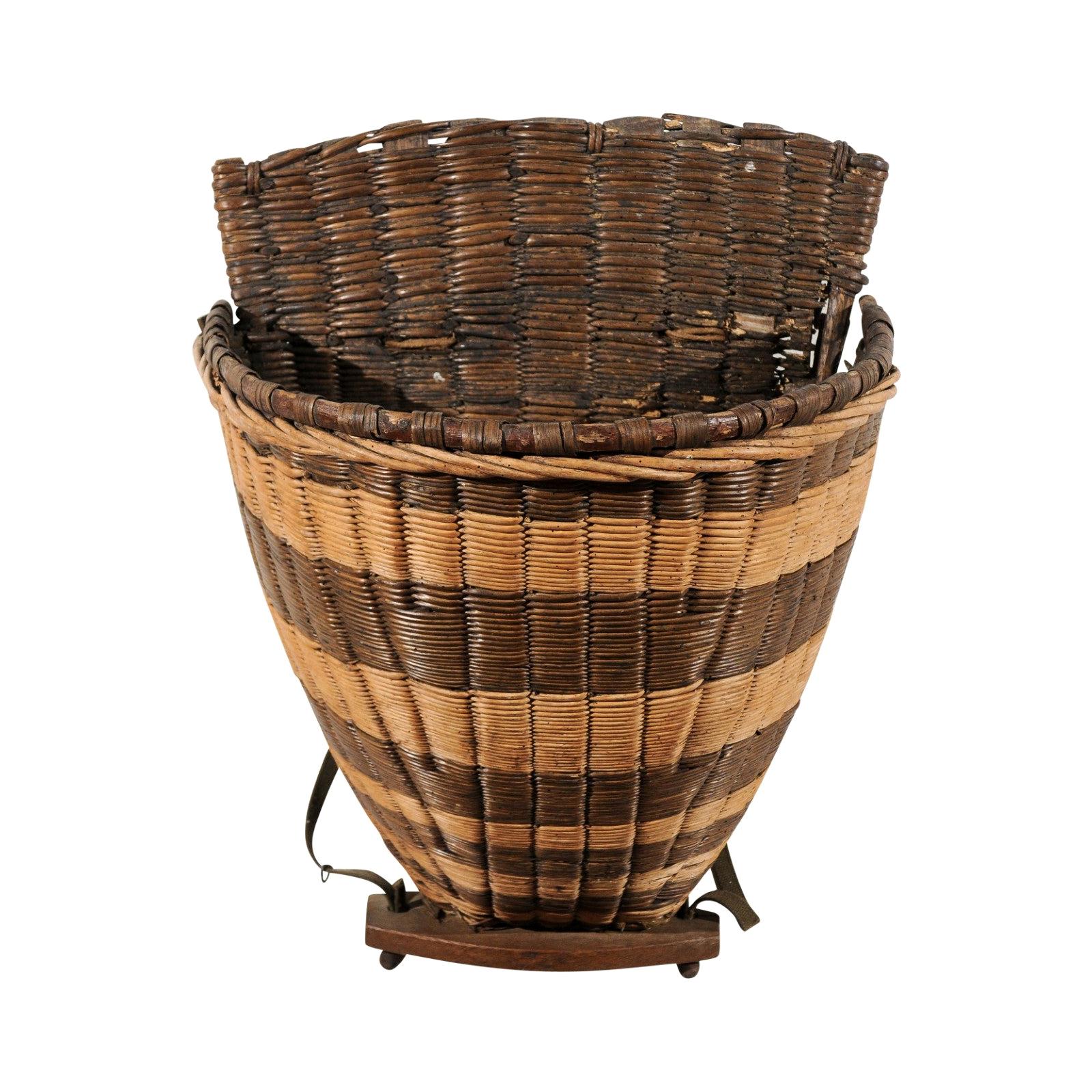 French 19th Century Small Two-Toned Wicker Grape Harvesting Basket from Burgundy