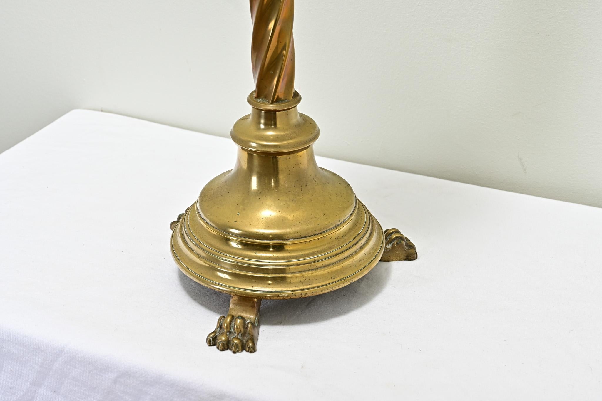 Candeliere da altare in ottone massiccio francese del XIX secolo In condizioni buone in vendita a Baton Rouge, LA