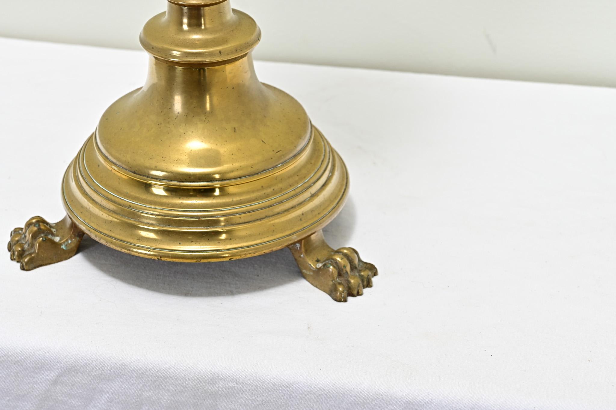 Candeliere da altare in ottone massiccio francese del XIX secolo in vendita 1