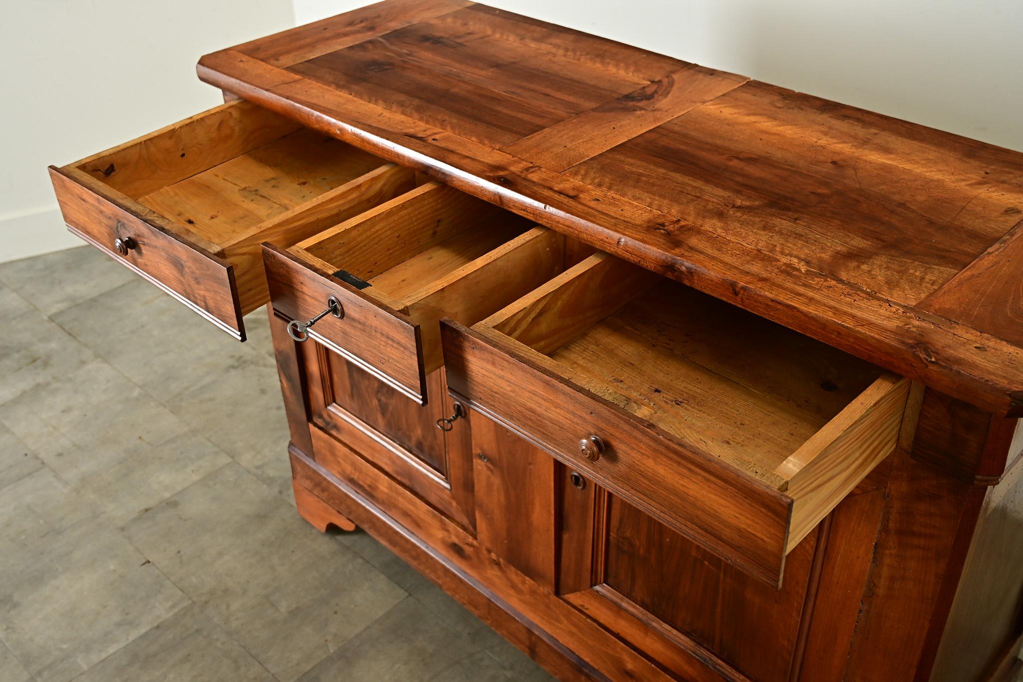 Buffet francese del XIX secolo in legno massiccio di frutta in vendita 2