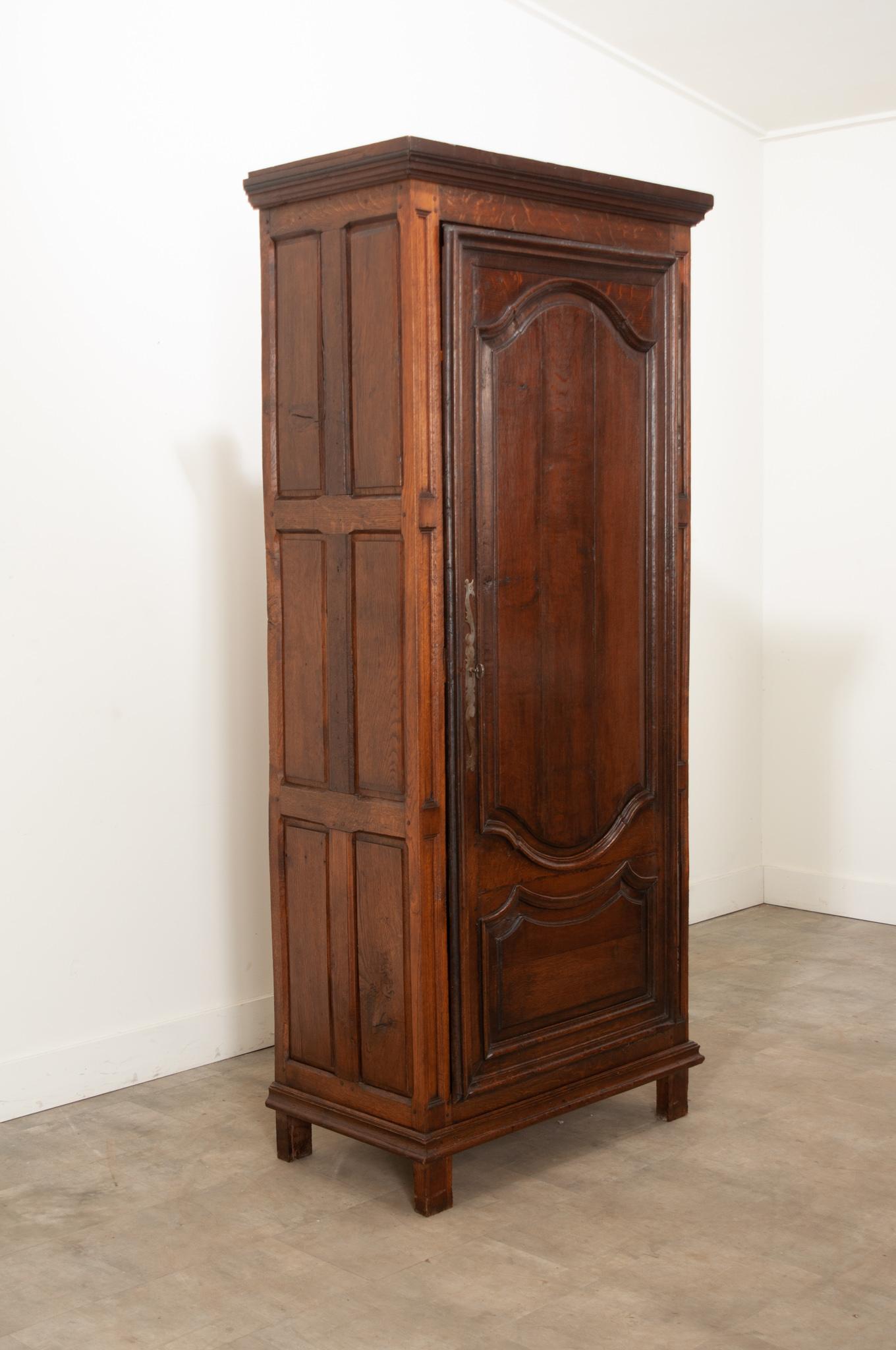 French 18th Century Solid Oak Bonnetiere In Good Condition For Sale In Baton Rouge, LA
