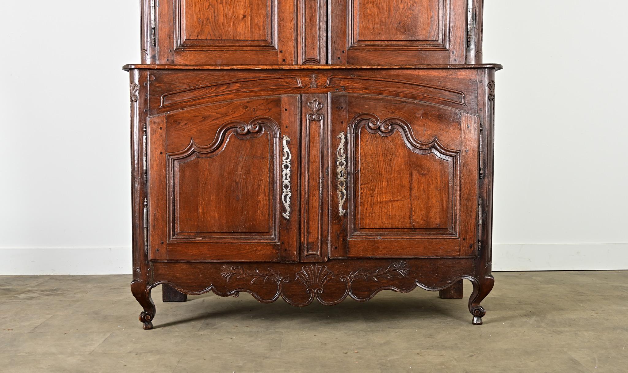 Louis XV French 19th Century Solid Oak Buffet à Deux Corps en vente