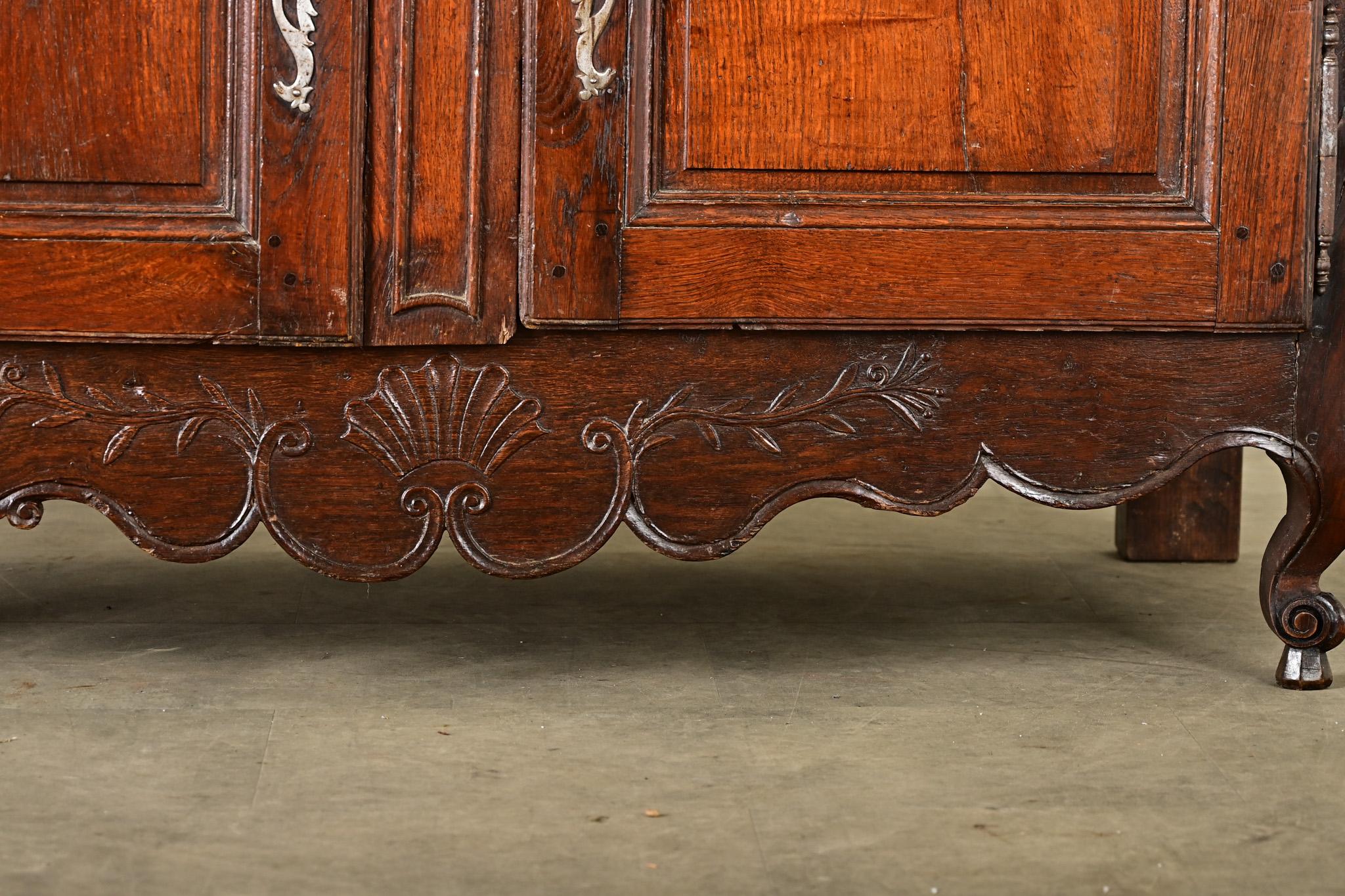 Français French 19th Century Solid Oak Buffet à Deux Corps en vente