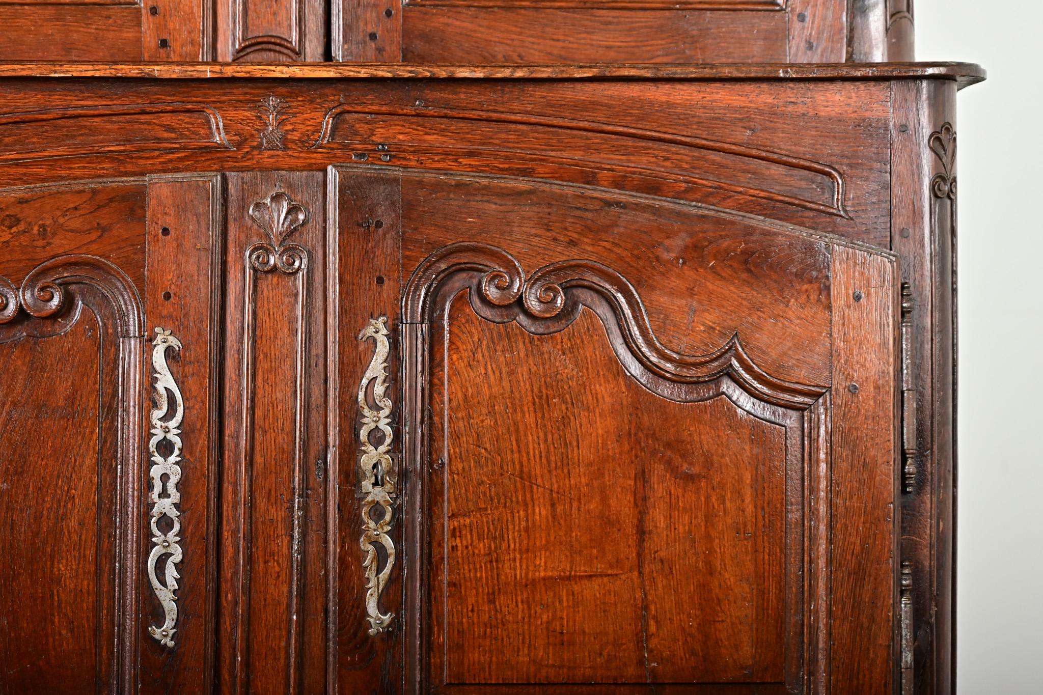 Sculpté French 19th Century Solid Oak Buffet à Deux Corps en vente