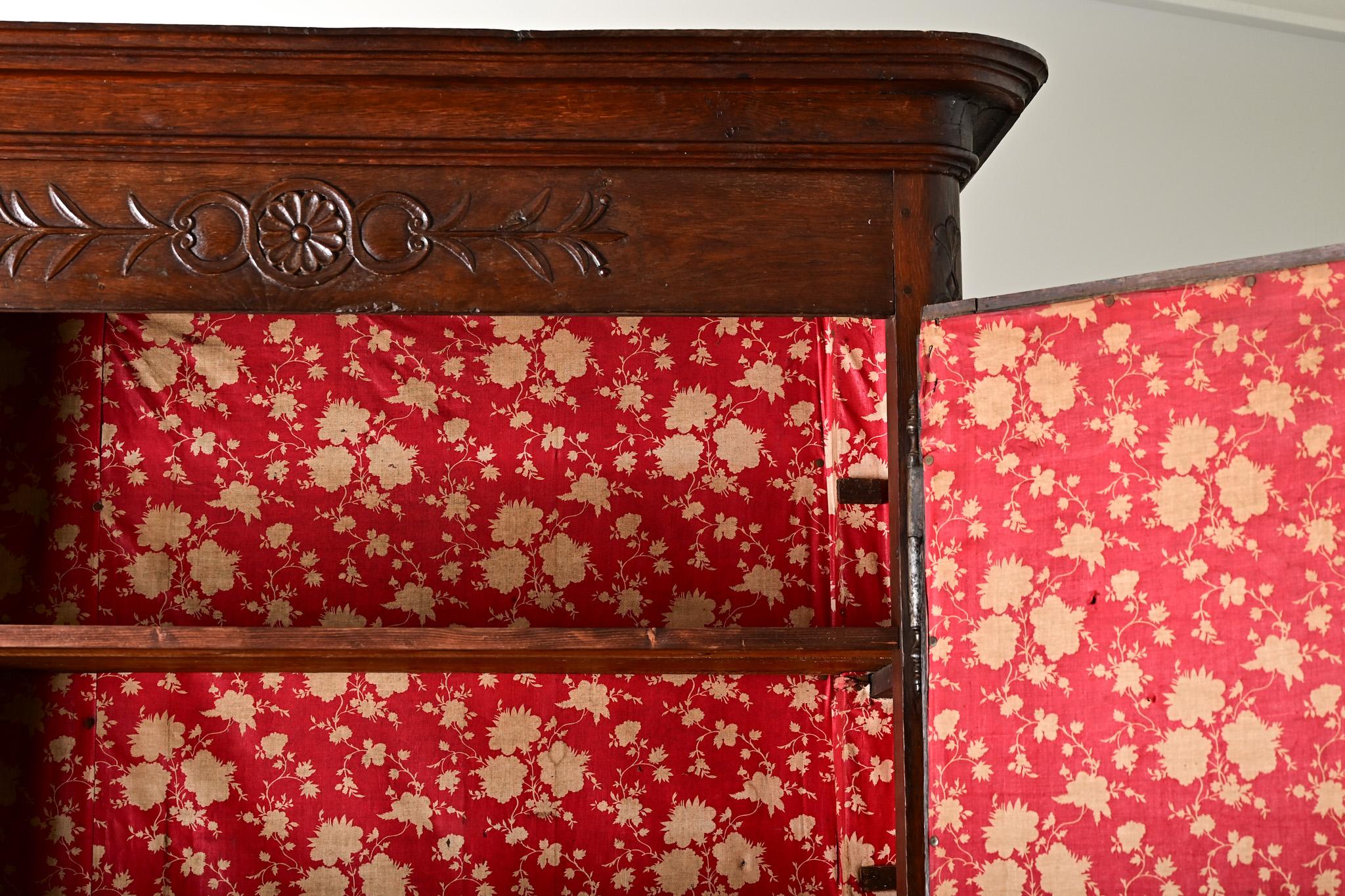 French 19th Century Solid Oak Buffet à Deux Corps Bon état - En vente à Baton Rouge, LA