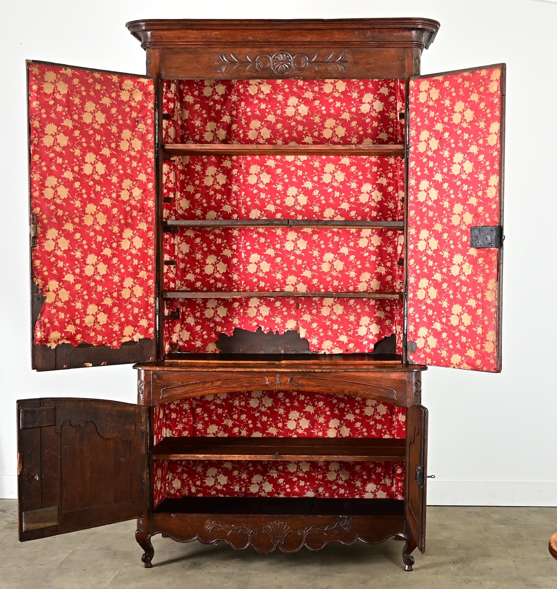 XIXe siècle French 19th Century Solid Oak Buffet à Deux Corps en vente
