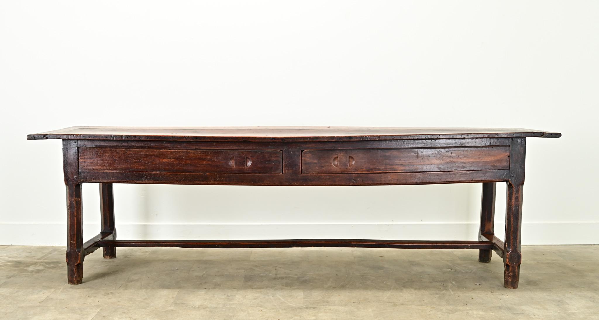 Mesa de granja de roble macizo del siglo XIX procedente de Montpellier, Francia, con una maravillosa pátina antigua. La tapa de tablones desgastada y ligeramente alabeada descansa sobre la robusta base de la mesa. En el delantal encontrarás un gran