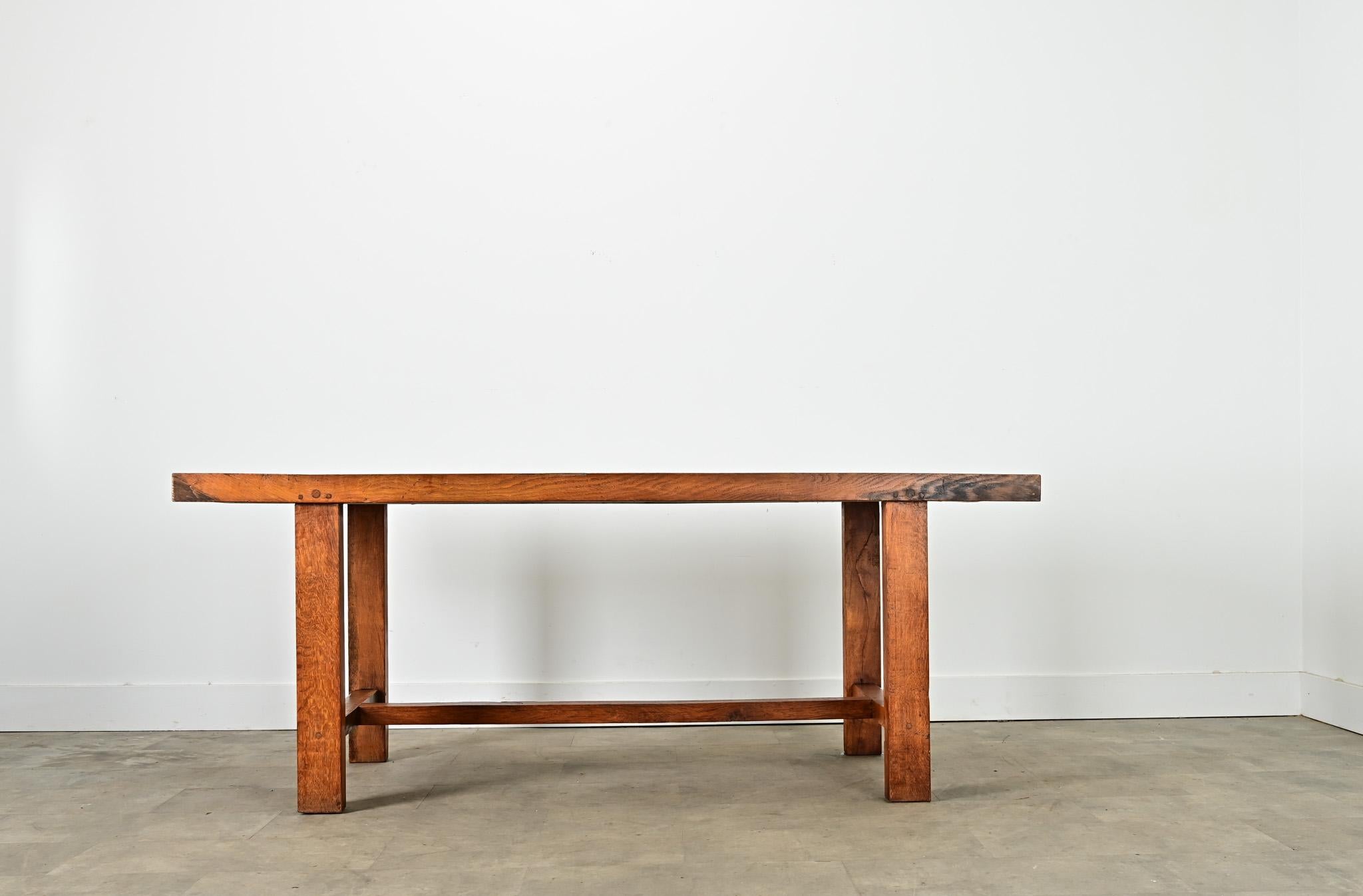 Uno stupefacente tavolo da fattoria in quercia francese del XIX secolo di proporzioni robuste, ideale per una sala da pranzo o uno spazio di lavoro. Il piano in tavole spesse (quasi tre pollici) rivela una serie di 