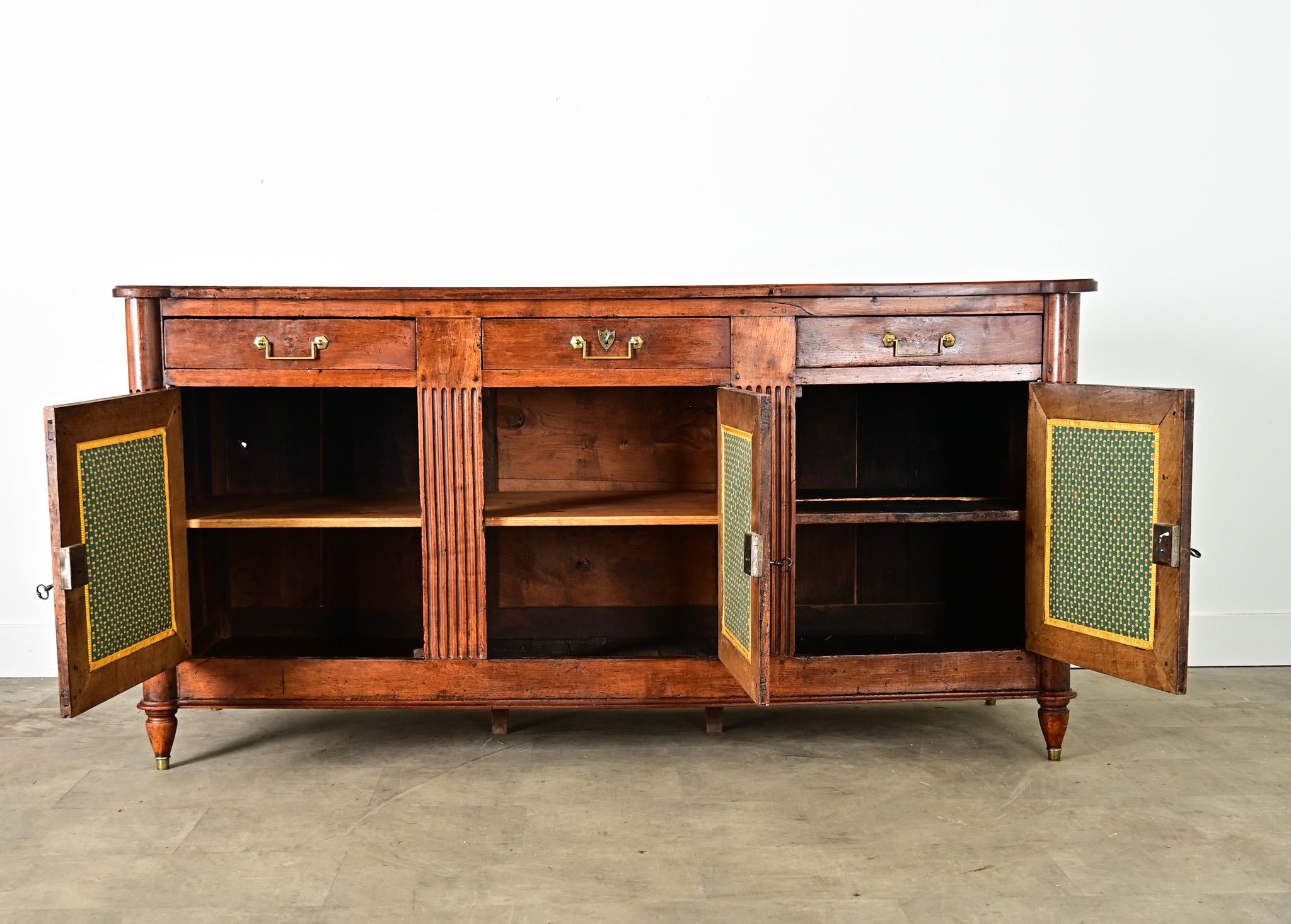 Ottone Enfilade francese in noce massiccio del XIX secolo in vendita