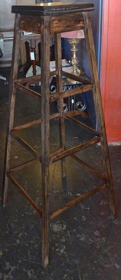 The Pedestal à trois échelons en noyer teinté du 19e siècle français