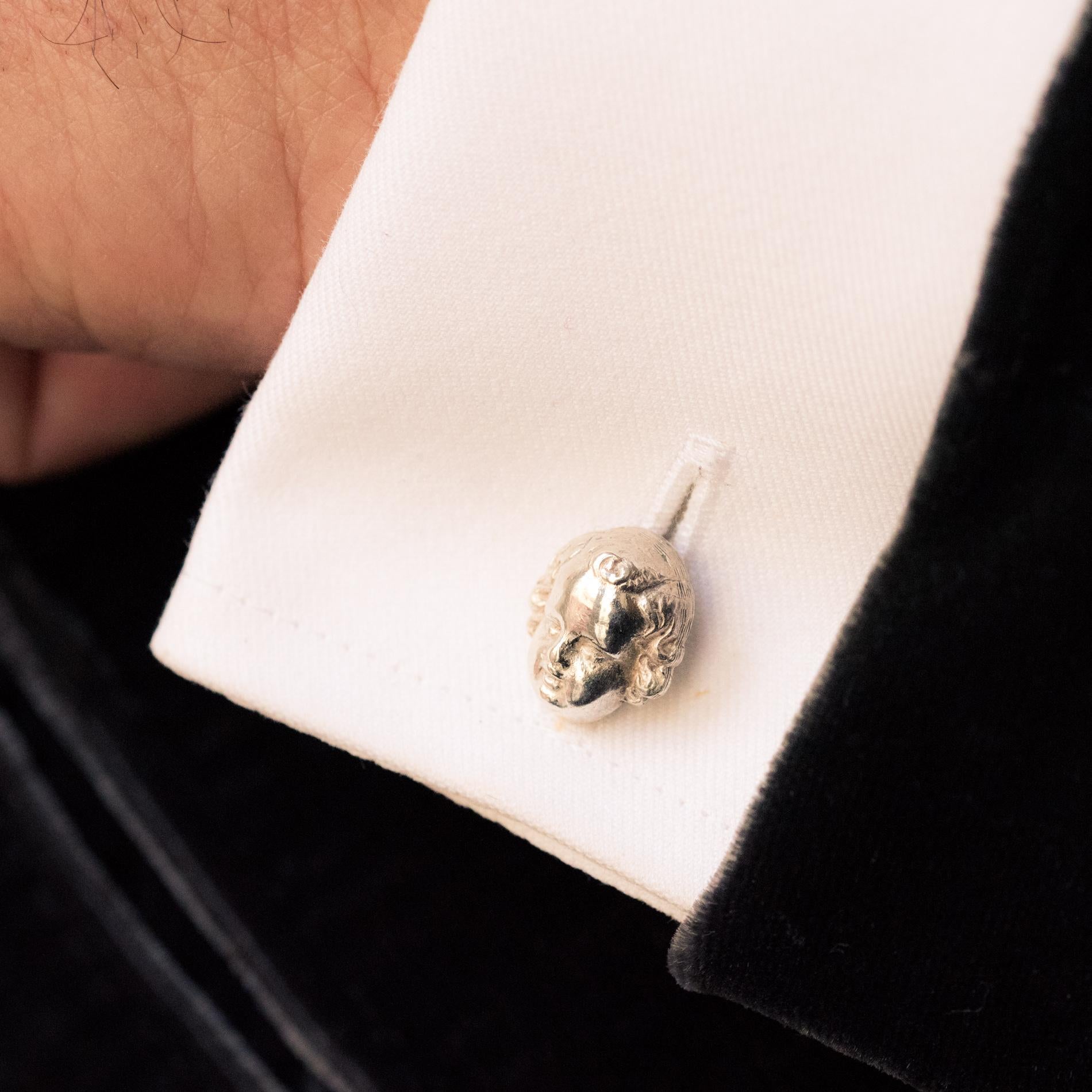 Pair of cufflinks in silver, wild boar's head hallmark.
Each antique cufflink represents two heads of children. The back of the heads are chiseled. They are held together by three oval links.
Height: 13.5 mm, width: approximately 11.4 mm, thickness:
