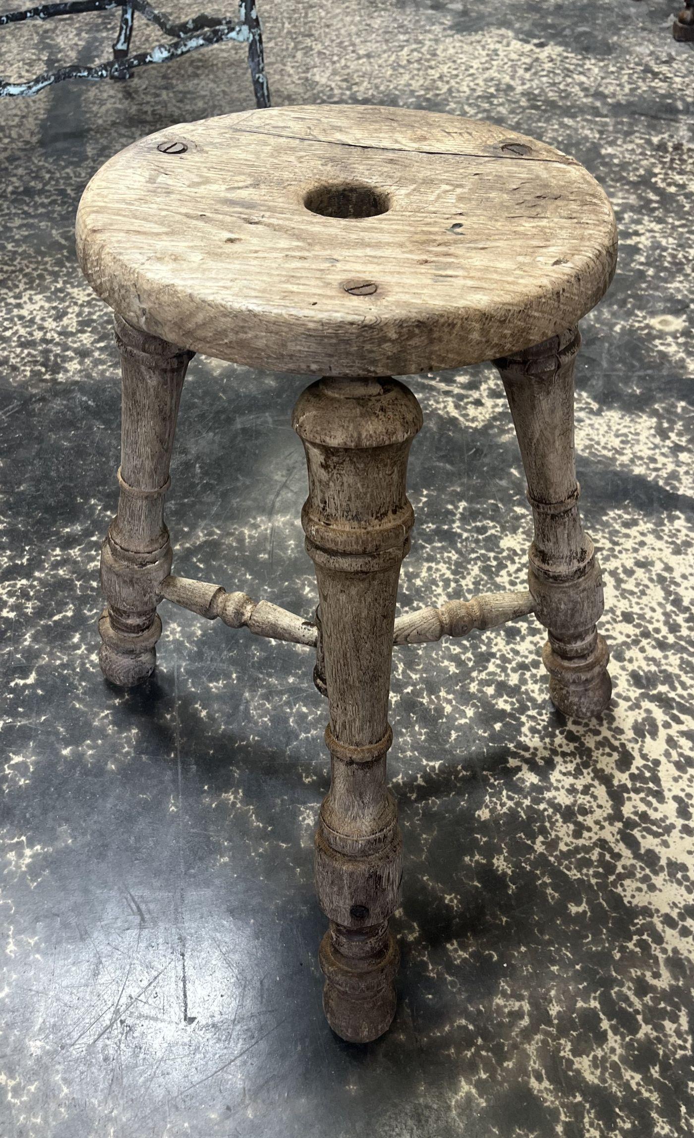 Un taburete francés de finales del siglo XIX muy bonito, de roble robusto. Una maravillosa pieza de acento para cualquier entorno informal y elegante.
