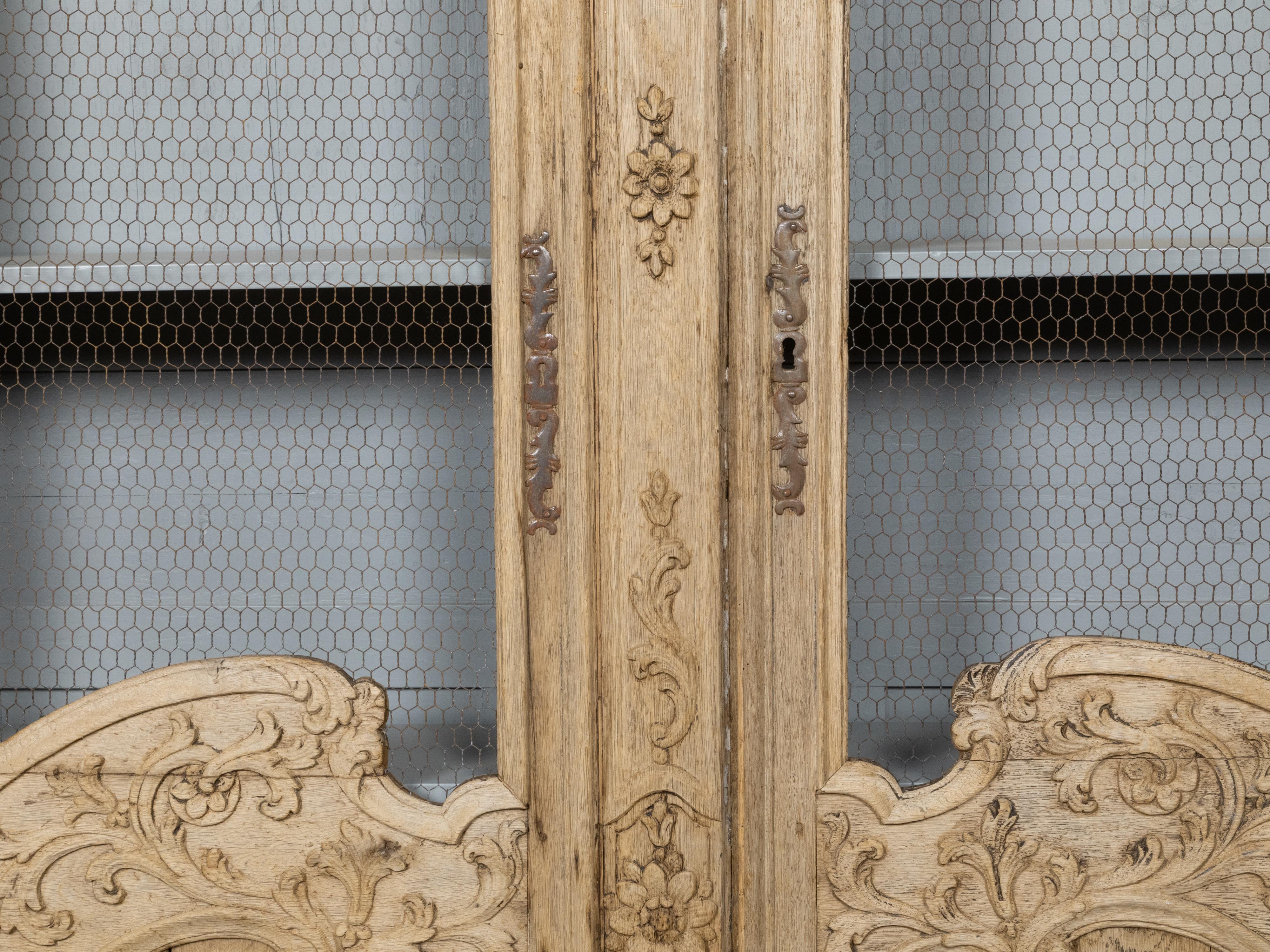 Französisches gestreiftes Holz Bücherregal des 19. Jahrhunderts mit geschnitzten Schnörkelmotiven im Angebot 6