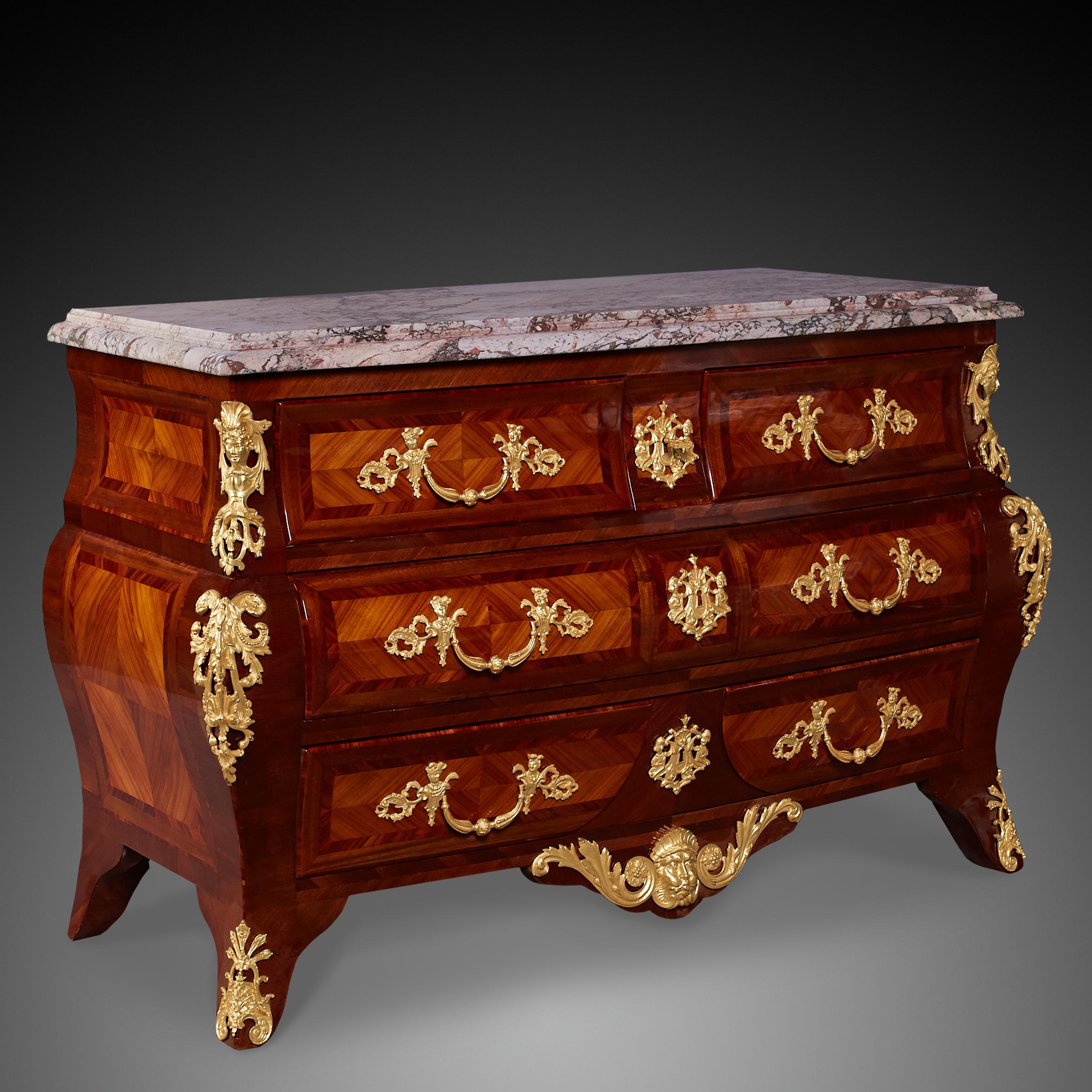 Commode de style Louis XVI du 19ème siècle. Ce meuble a fait l'objet d'une rénovation de très bonne qualité.