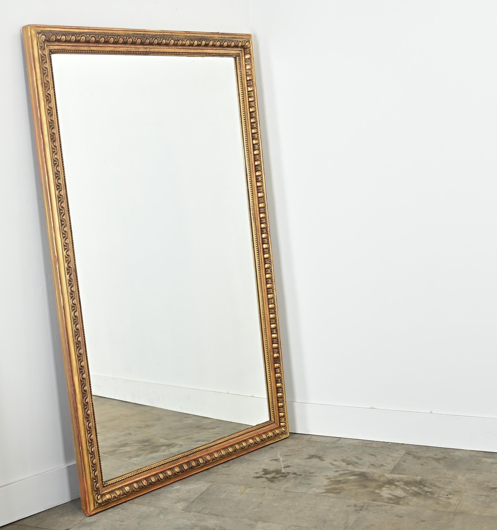 French 19th Century Symmetrical Egg & Dart Gilt Mirror In Good Condition For Sale In Baton Rouge, LA