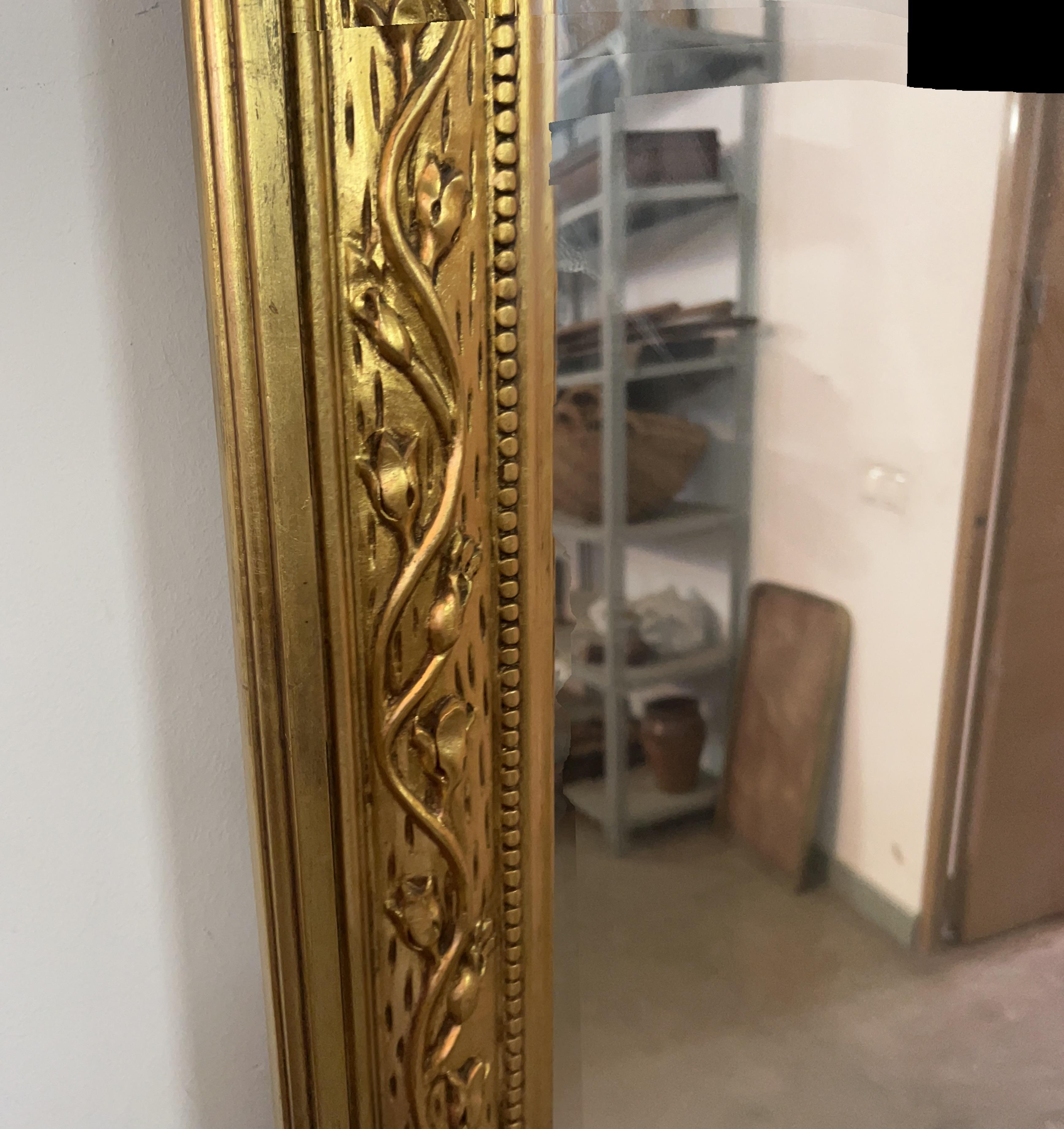 XIXe siècle Grand miroir vertical symétrique français du 19ème siècle, doré à l'or avec crête 7,8 carats en vente