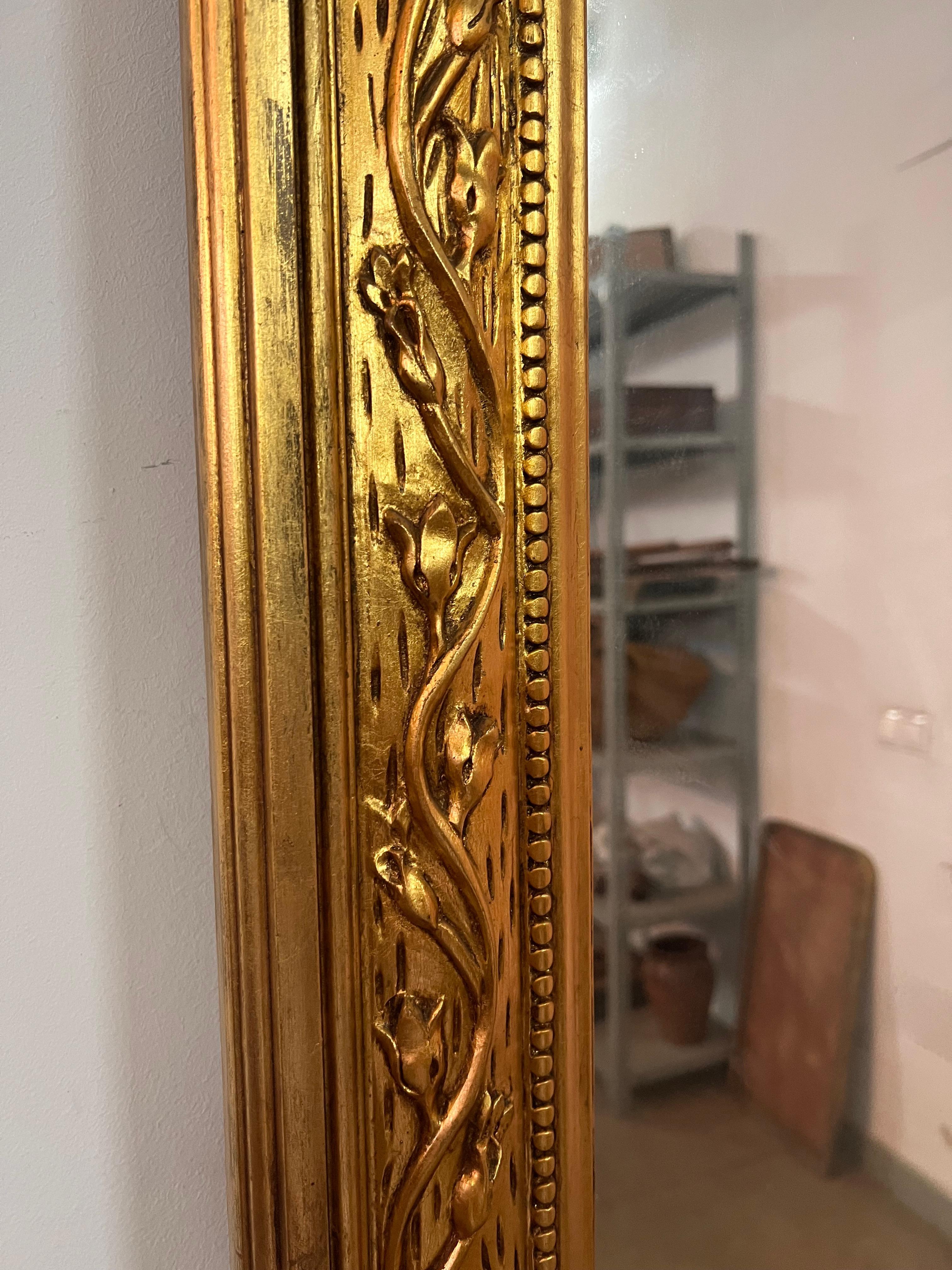 Bois doré Grand miroir vertical symétrique français du 19ème siècle, doré à l'or avec crête 7,8 carats en vente