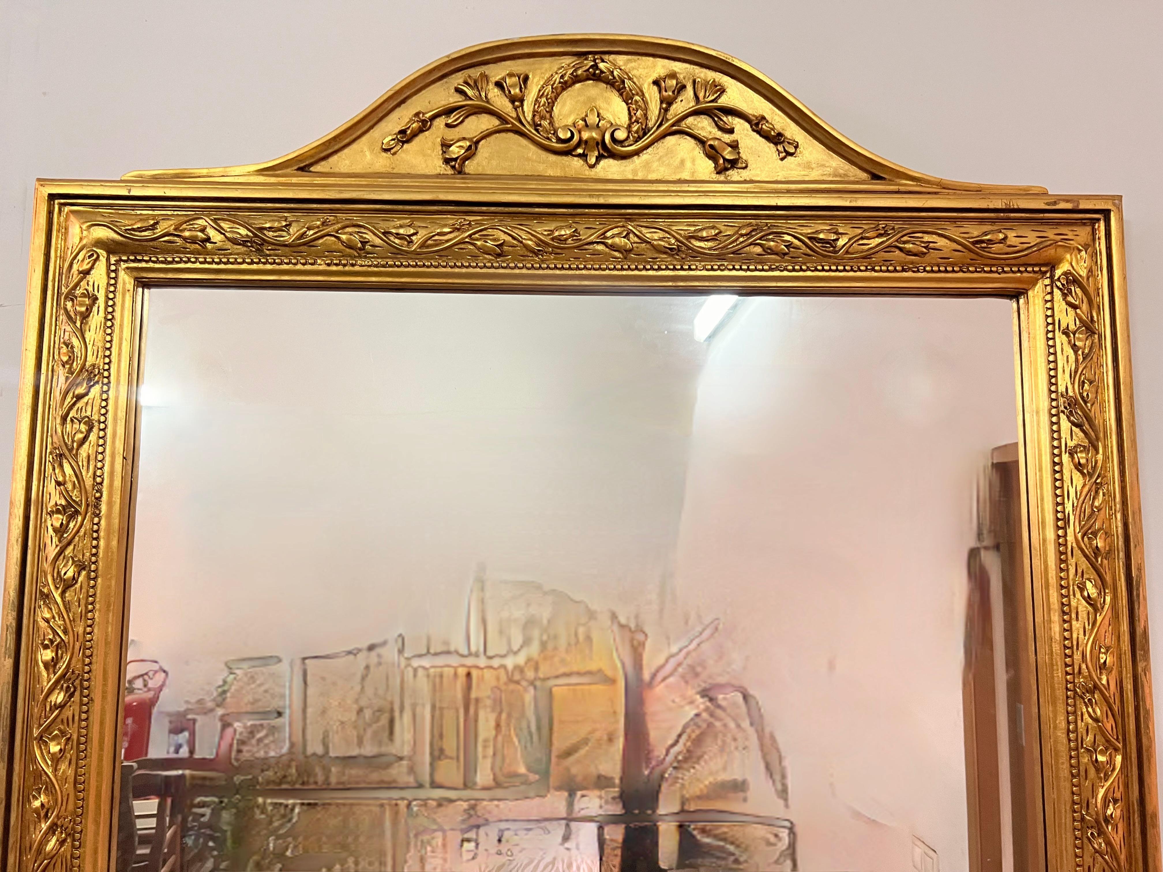 Grand miroir vertical symétrique français du 19ème siècle, doré à l'or avec crête 7,8 carats en vente 1