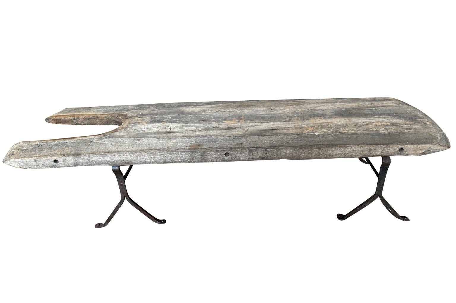 Une superbe Table Basse du milieu du 19ème siècle du Sud de la France.  Merveilleusement construit à partir de fragments de tonneaux reposant sur des pieds en fer.  Une merveilleuse table basse pour tout environnement rustique ou moderne.