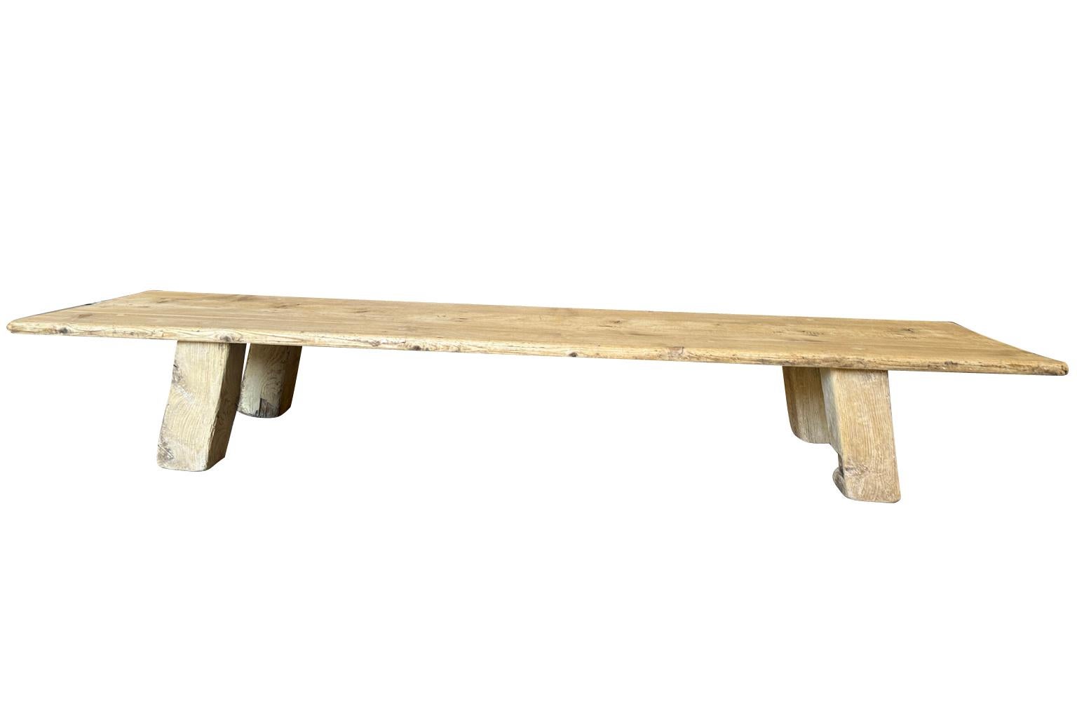 Ein primitiver Table Basse aus dem späten 19. Jahrhundert - Couchtisch aus Südfrankreich.  Eine solide Konstruktion aus Kiefernholz mit klaren, minimalistischen Linien und klobigen Blockfüßen.