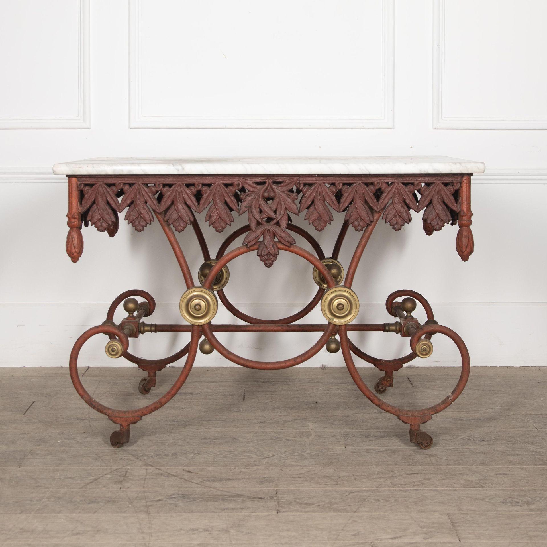 Mesa de presentación de carnicero francés del siglo XIX de calidad.

Con una maravillosa encimera de mármol grueso original, y un bastidor doble más raro en pintura roja con hermosos detalles de latón.