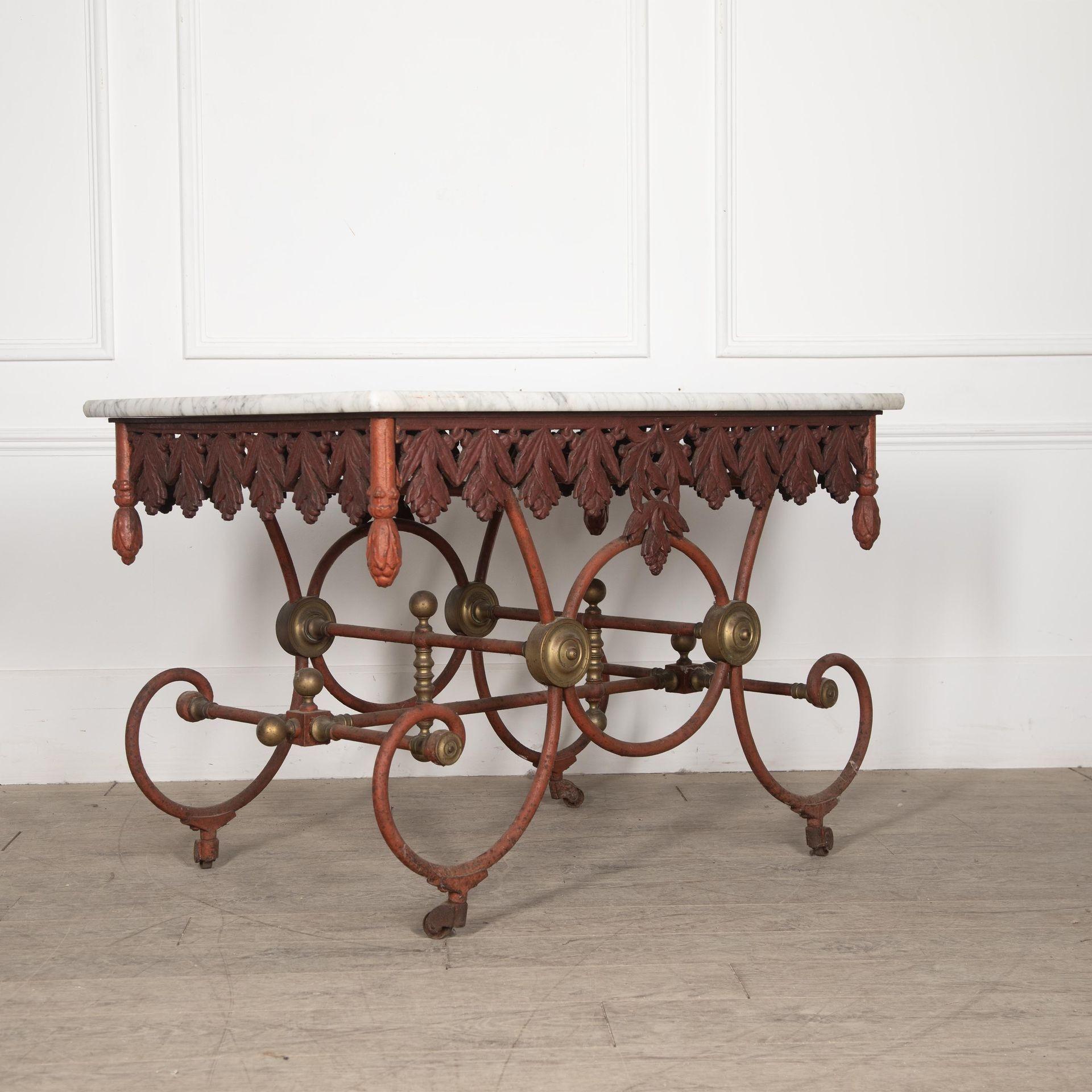 Mesa de Boucher francesa del siglo XIX Latón en venta
