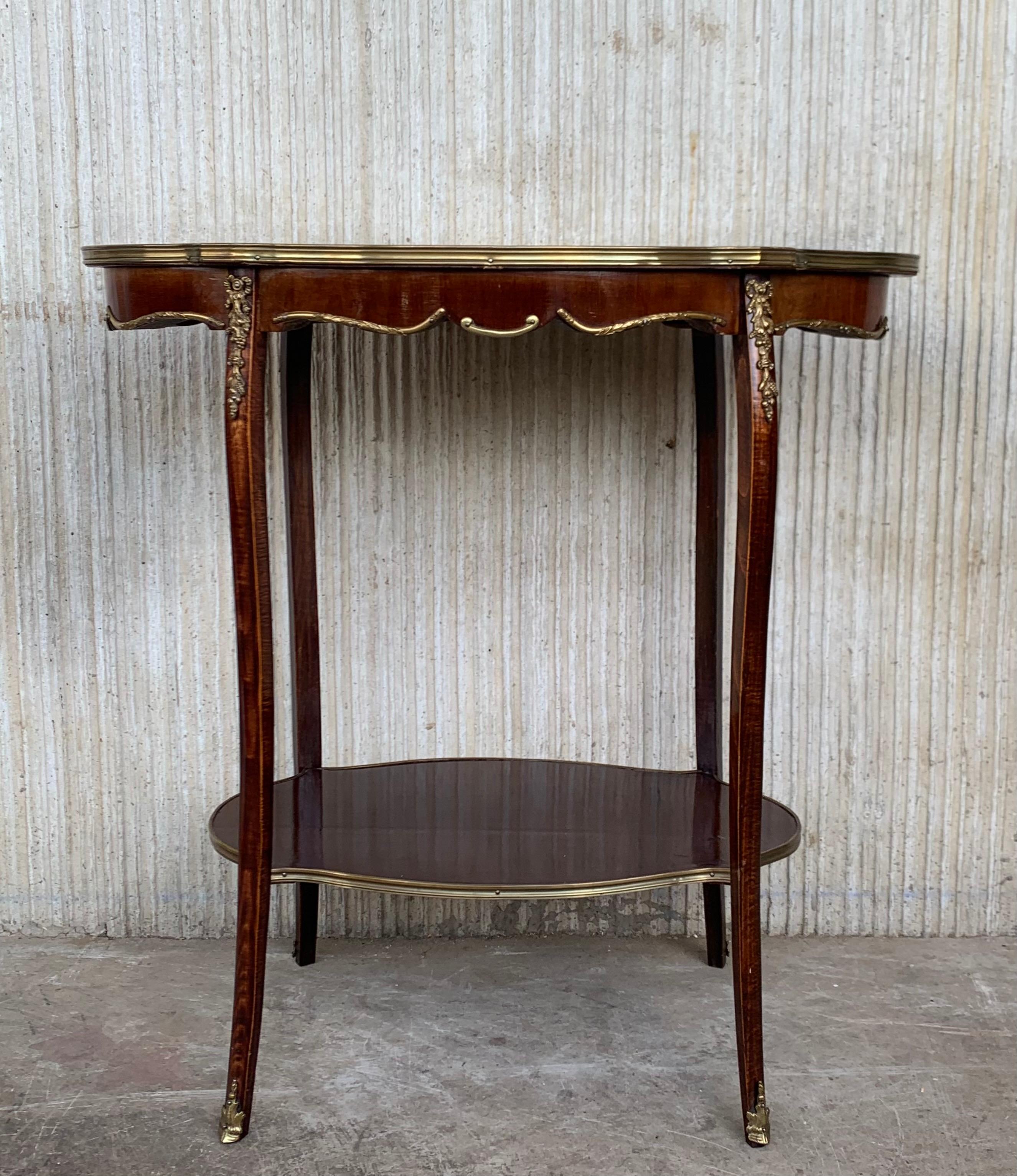 French 19th century table Louis XV Style with floral marquetry and gilt bronze Beautiful violon-shaped side table or center table in marquetry and gilt bronze. French furniture of the 20th century, Louis XV style. 

Shape : Violated table mounted