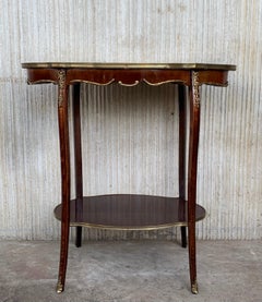 Französischer Tisch im Louis-XV-Stil des 19. Jahrhunderts mit floraler Intarsien und vergoldeter Bronze