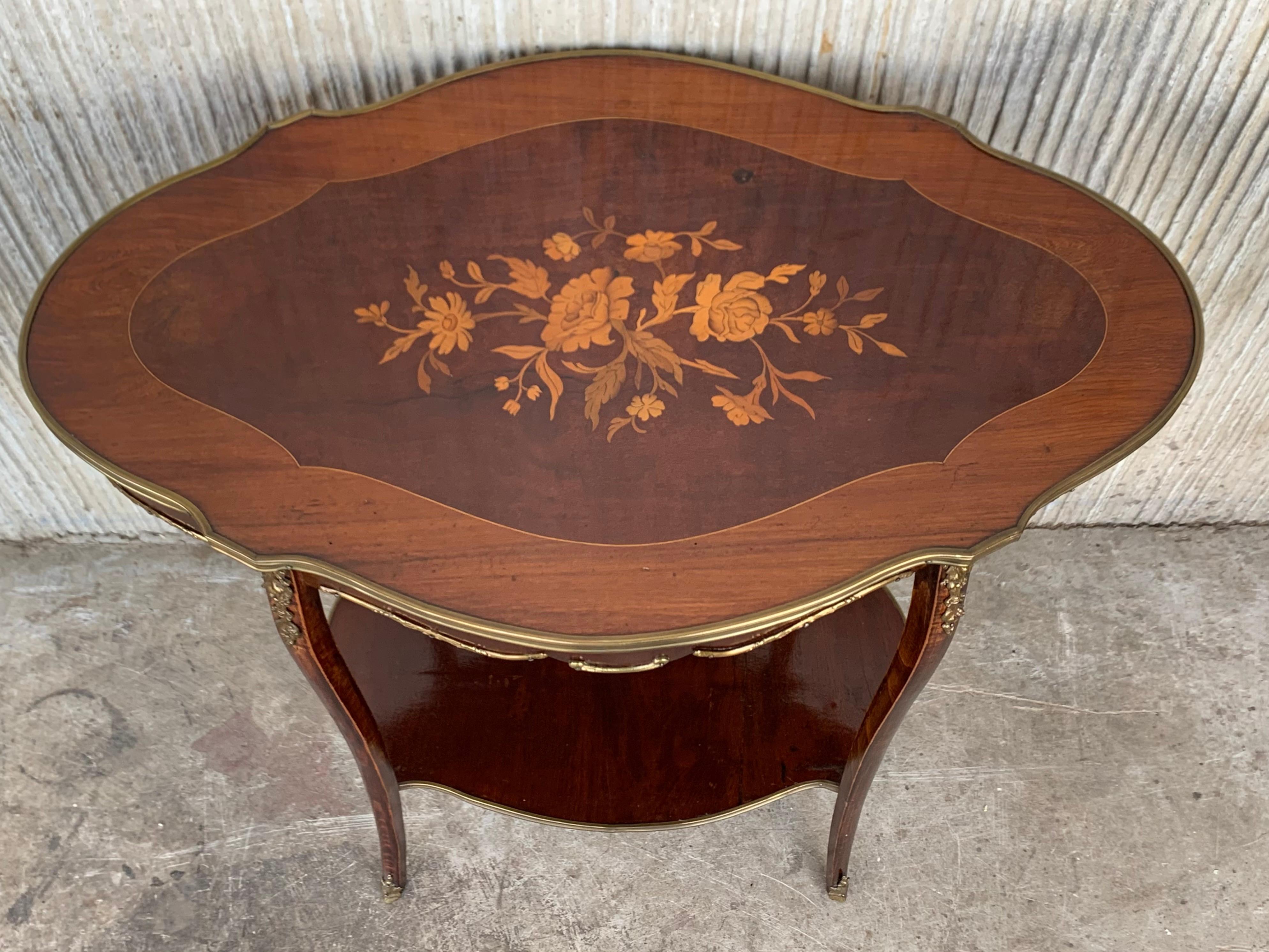 XIXe siècle Table française du 19ème siècle de style Louis XV avec marqueterie florale et bronze doré en vente