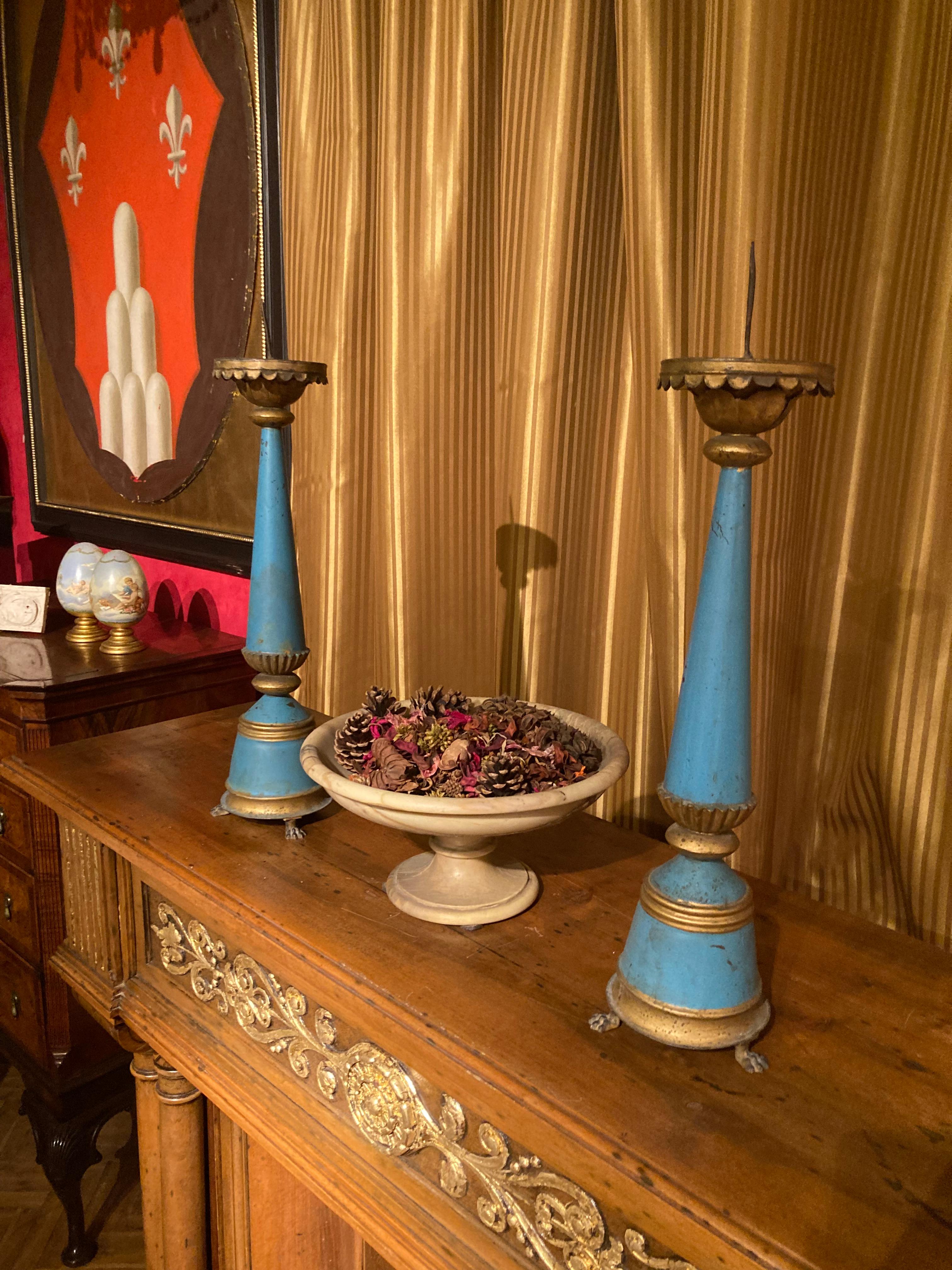 Große blau bemalte Kerzenständer aus dem 19. Jahrhundert und vergoldete Pakete aus dem 19. Jh. im Angebot 6