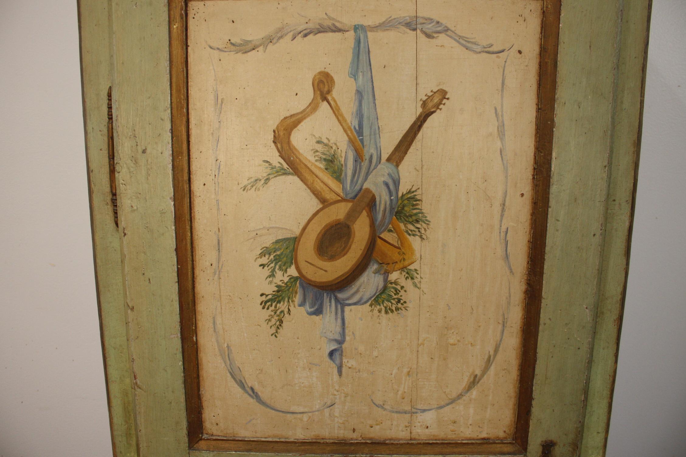 Français Grande armoire peinte française du 19ème siècle en vente