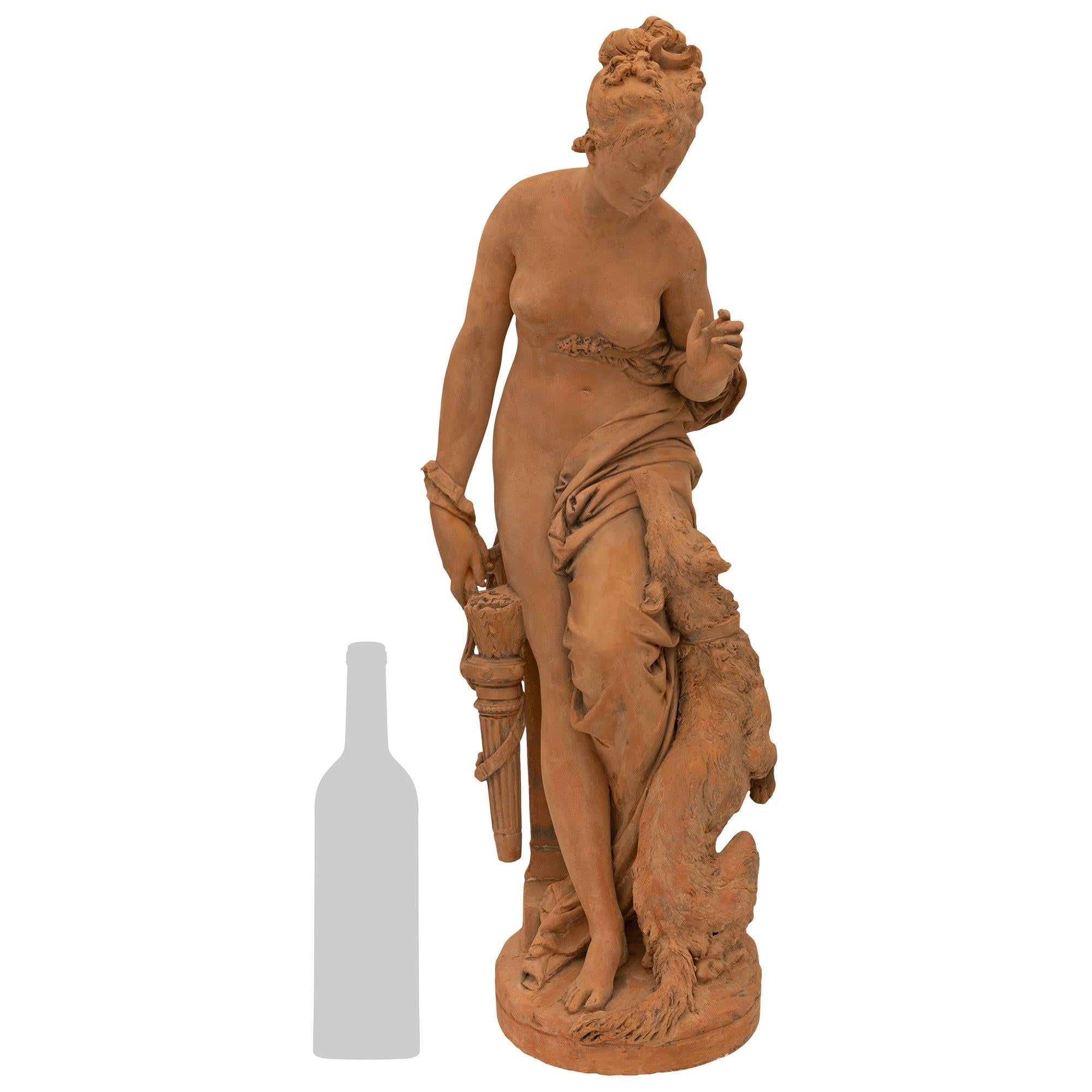 Un'affascinante scultura in terracotta francese del XIX secolo raffigurante Diana cacciatrice, firmata Albert Ernest Carrier. La meravigliosa statua si erge su una base ovale simile a un terreno su cui si trova la bellissima Diana cacciatrice e il