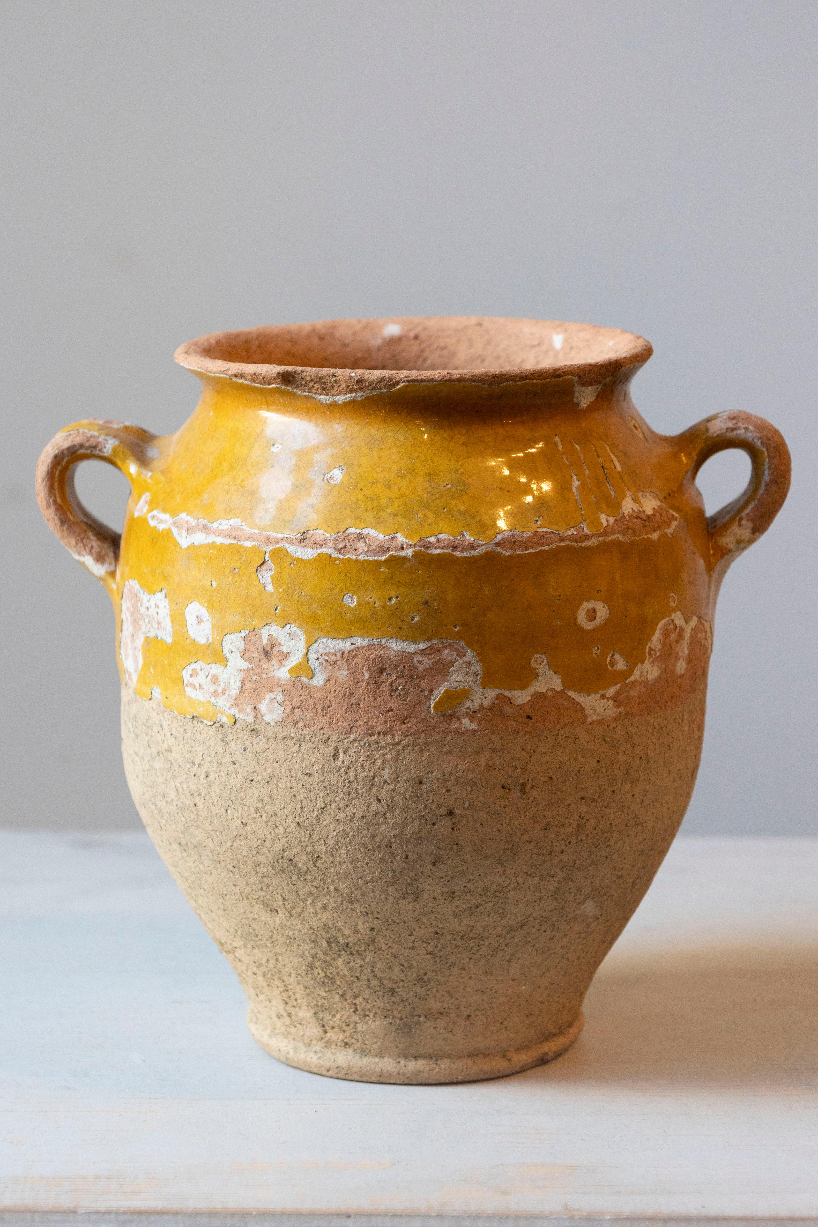 Un vaso per confit francese del XIX secolo, vivace e ben conservato, proveniente dalla regione sud-occidentale della Francia e tradizionalmente utilizzato per conservare le carni nel grasso d'anatra o d'oca. Realizzato a mano in terracotta, questo