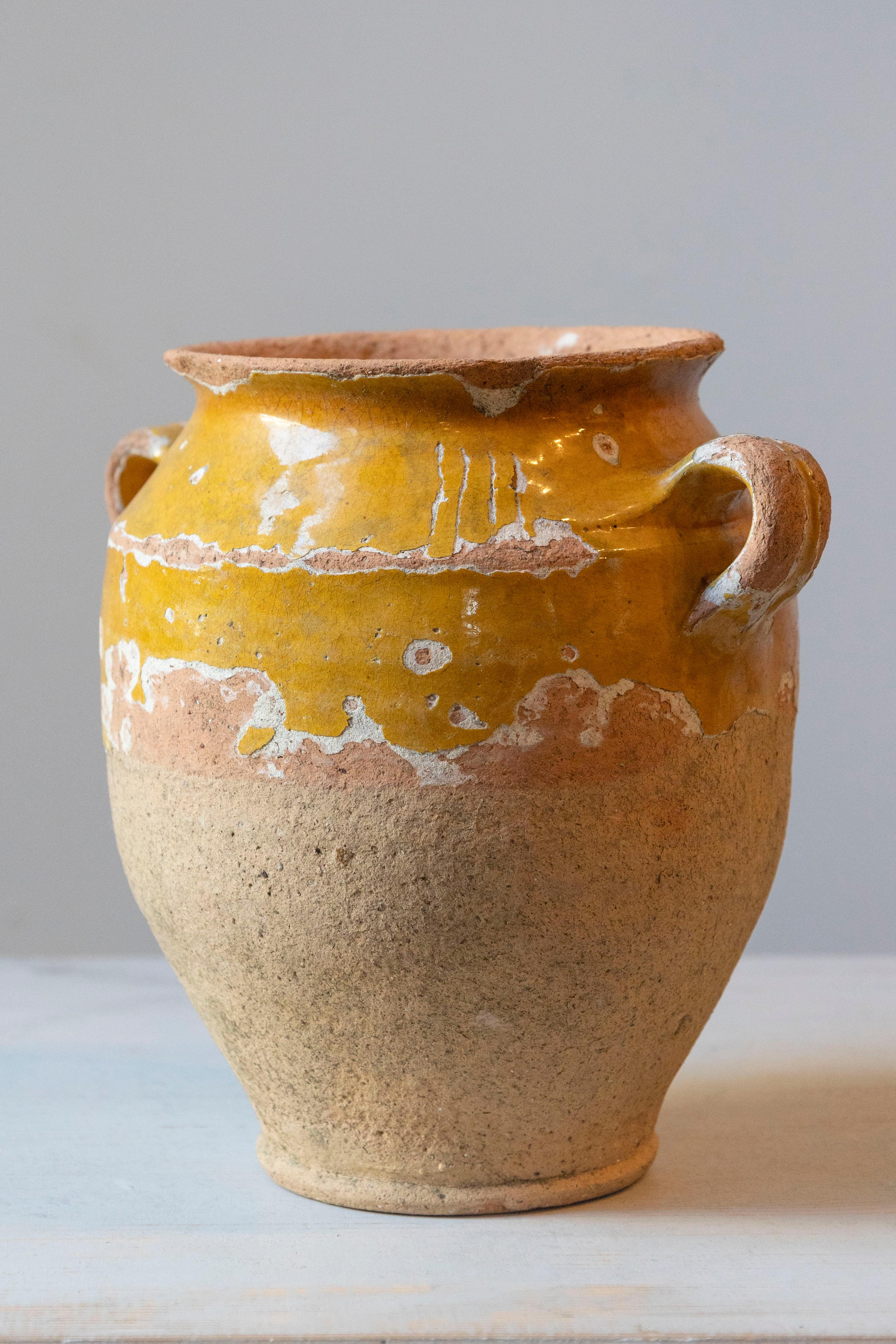 Francese Vaso di terracotta francese del XIX secolo con smalto alla senape in vendita