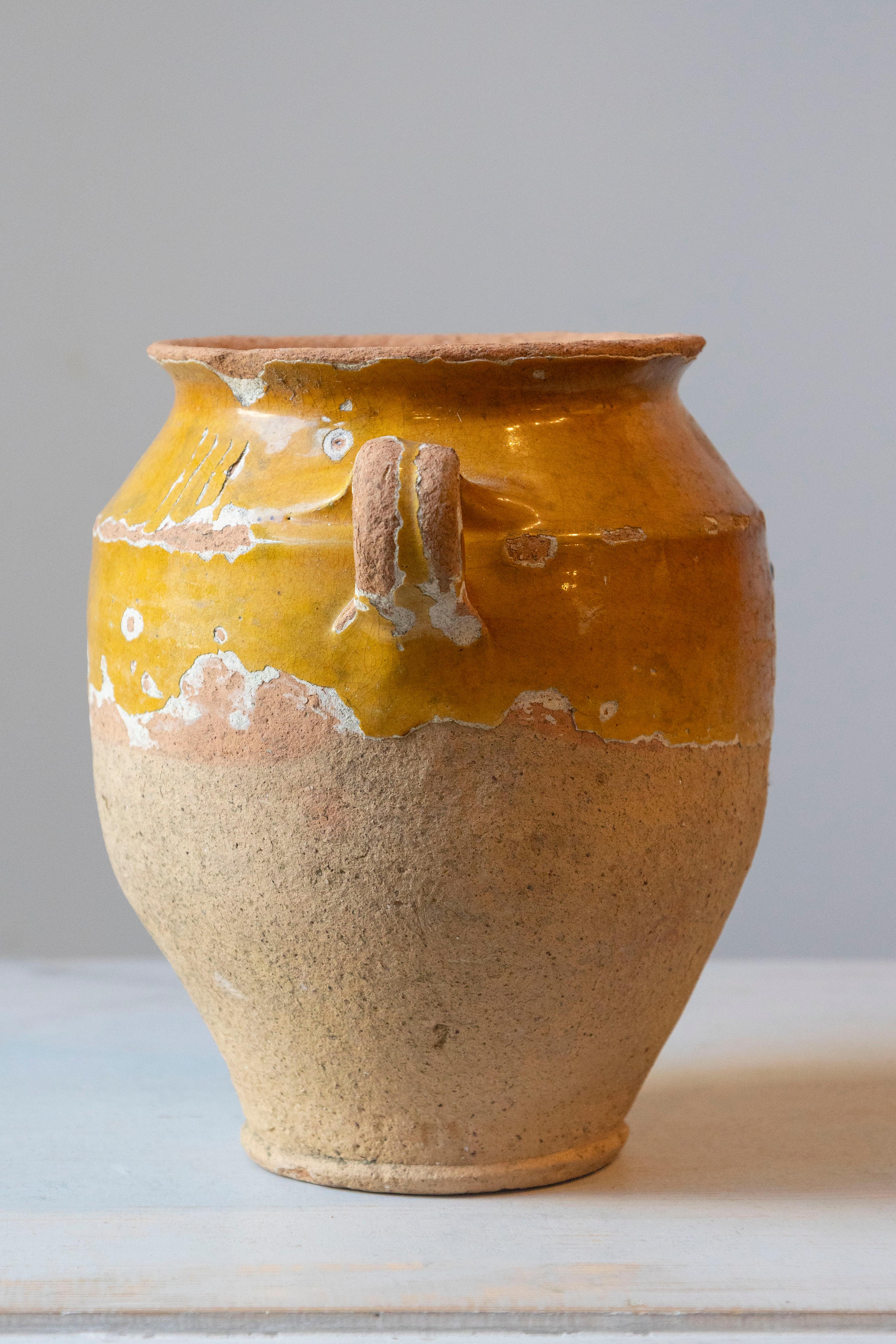 Vaso di terracotta francese del XIX secolo con smalto alla senape In condizioni buone in vendita a Atlanta, GA