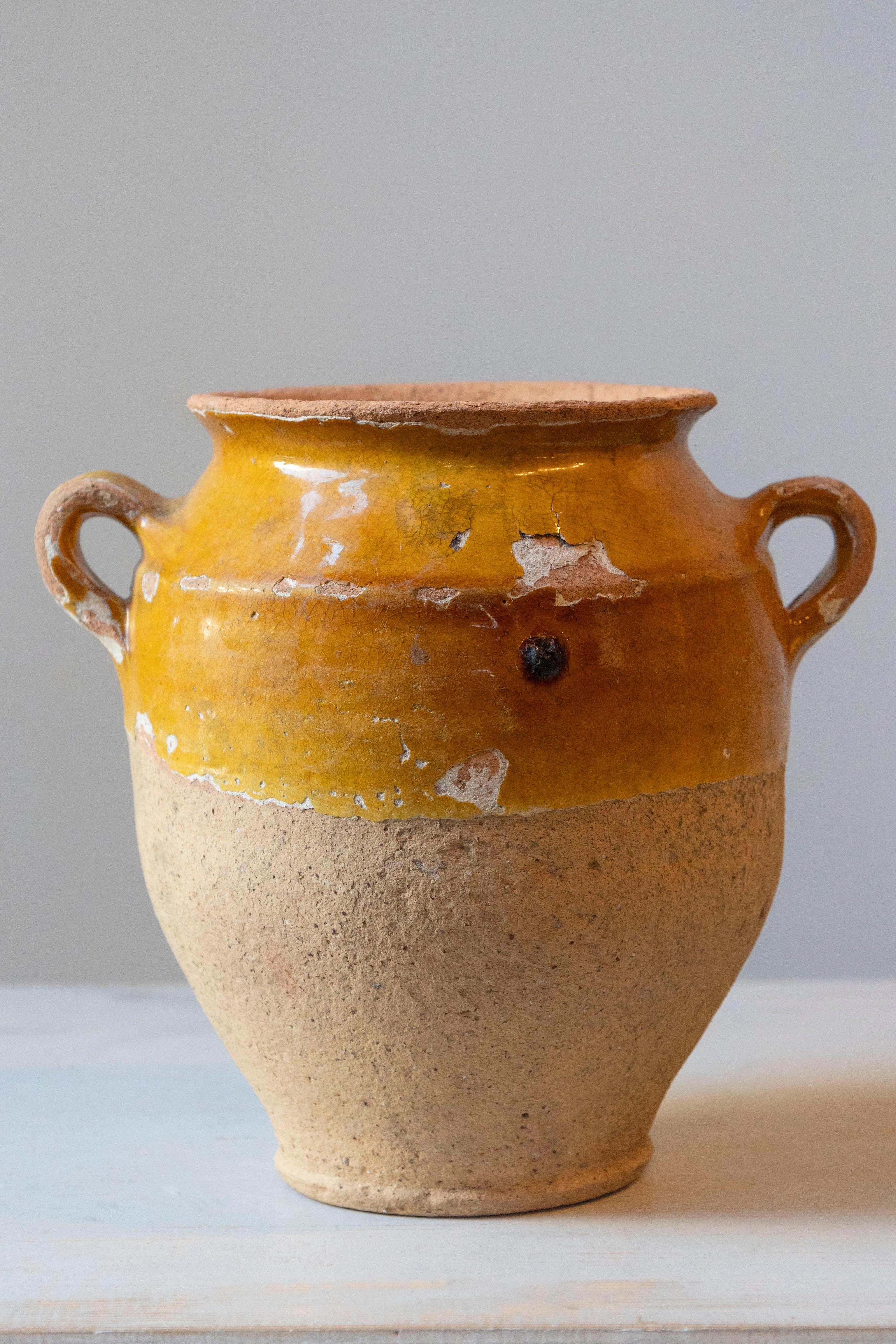 Terracotta Vaso di terracotta francese del XIX secolo con smalto alla senape in vendita