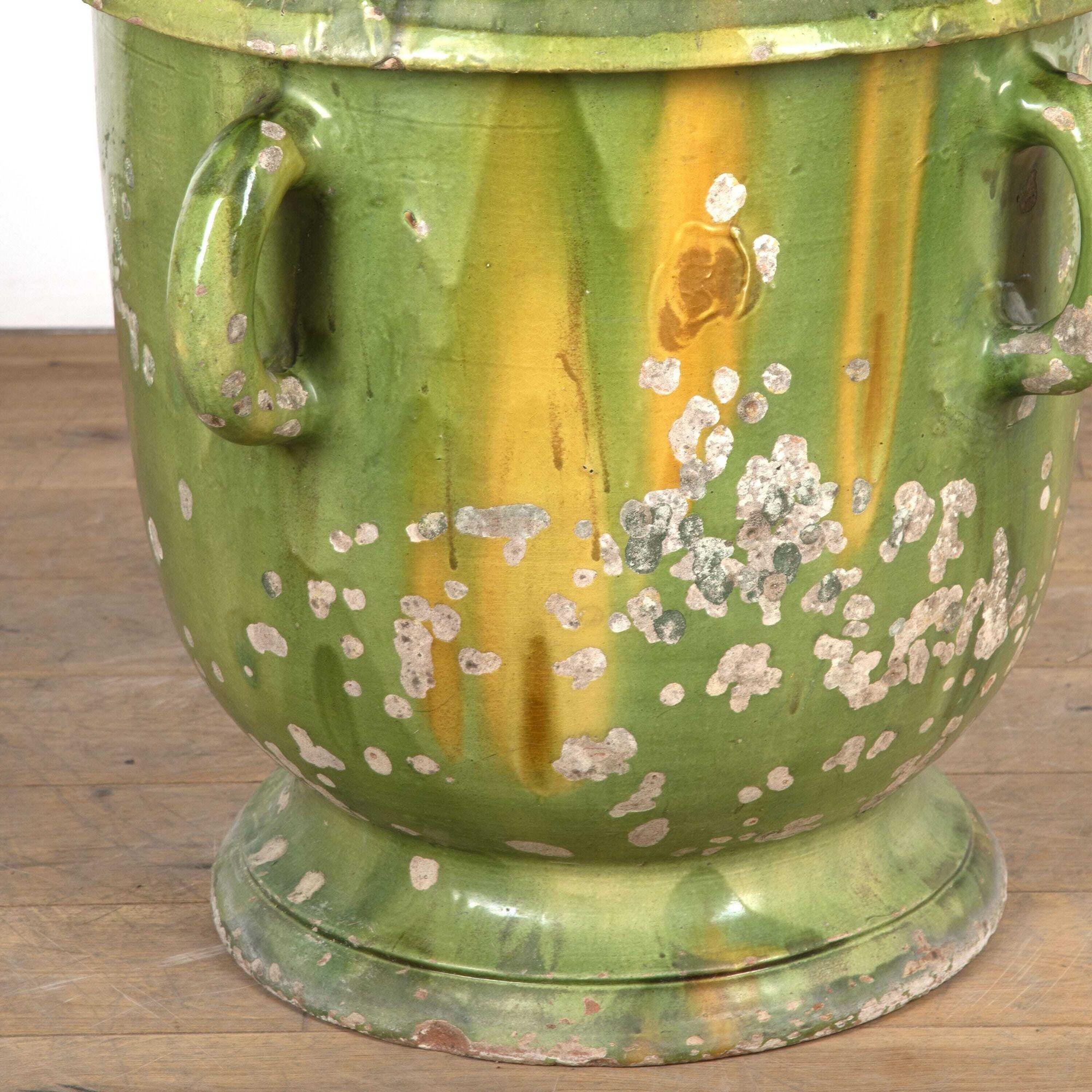 Wunderschöner französischer Terrakotta-Pflanztopf aus dem 19.
Dieses große Pflanzgefäß aus Castelnaudry hat eine fantastische grüne Glasur.
Diese Vase würde sich in jedem Haus oder Garten gut machen.
