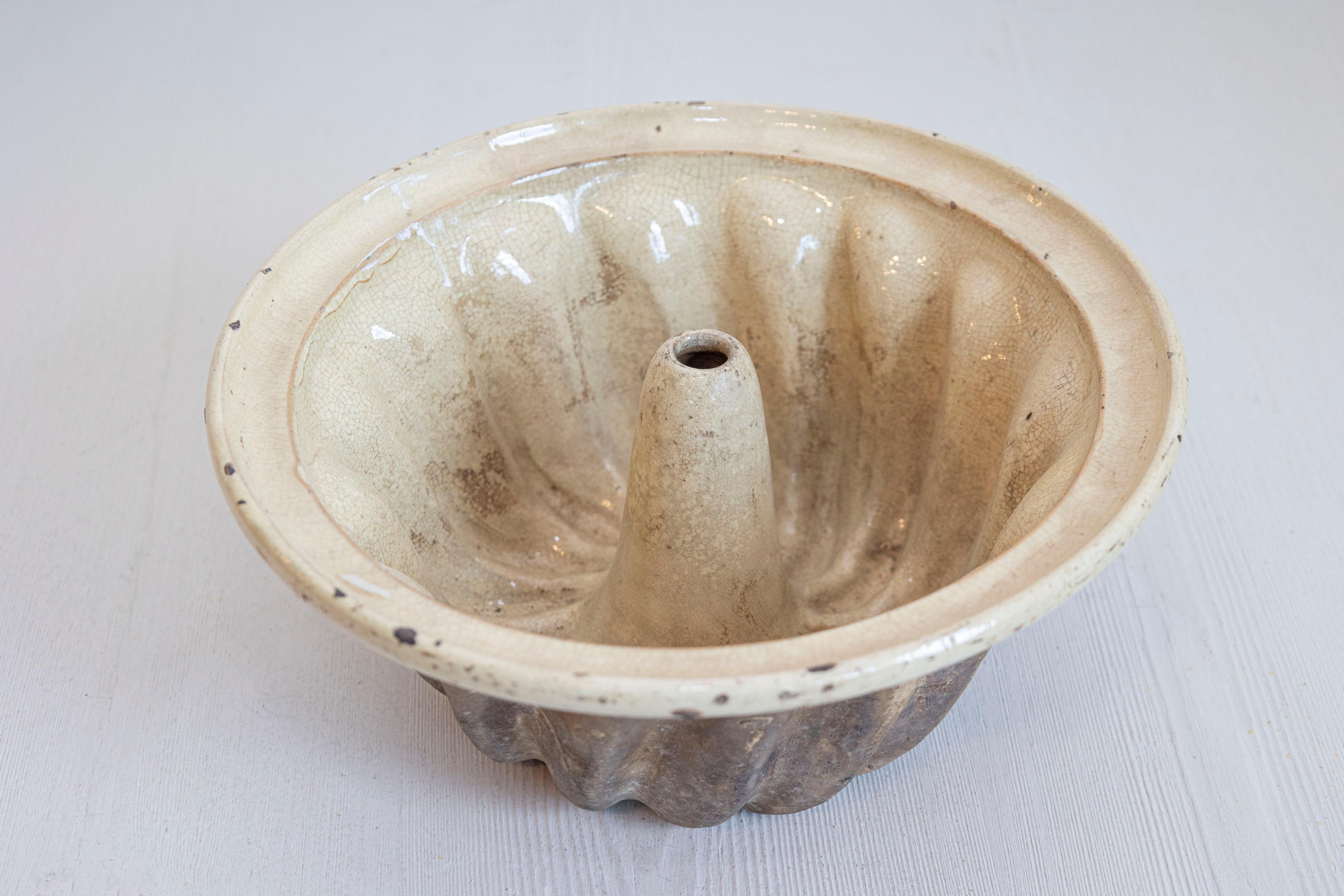 Eine französische Terrakotta-Kuchenform von Kouglof aus dem 19. Jahrhundert in Beige- und Brauntönen. Diese Kouglof-Form, die im 19. Jahrhundert in Frankreich hergestellt wurde, ist eine Bereicherung für jede Küche. Diese Kouglof-Kuchenform weist