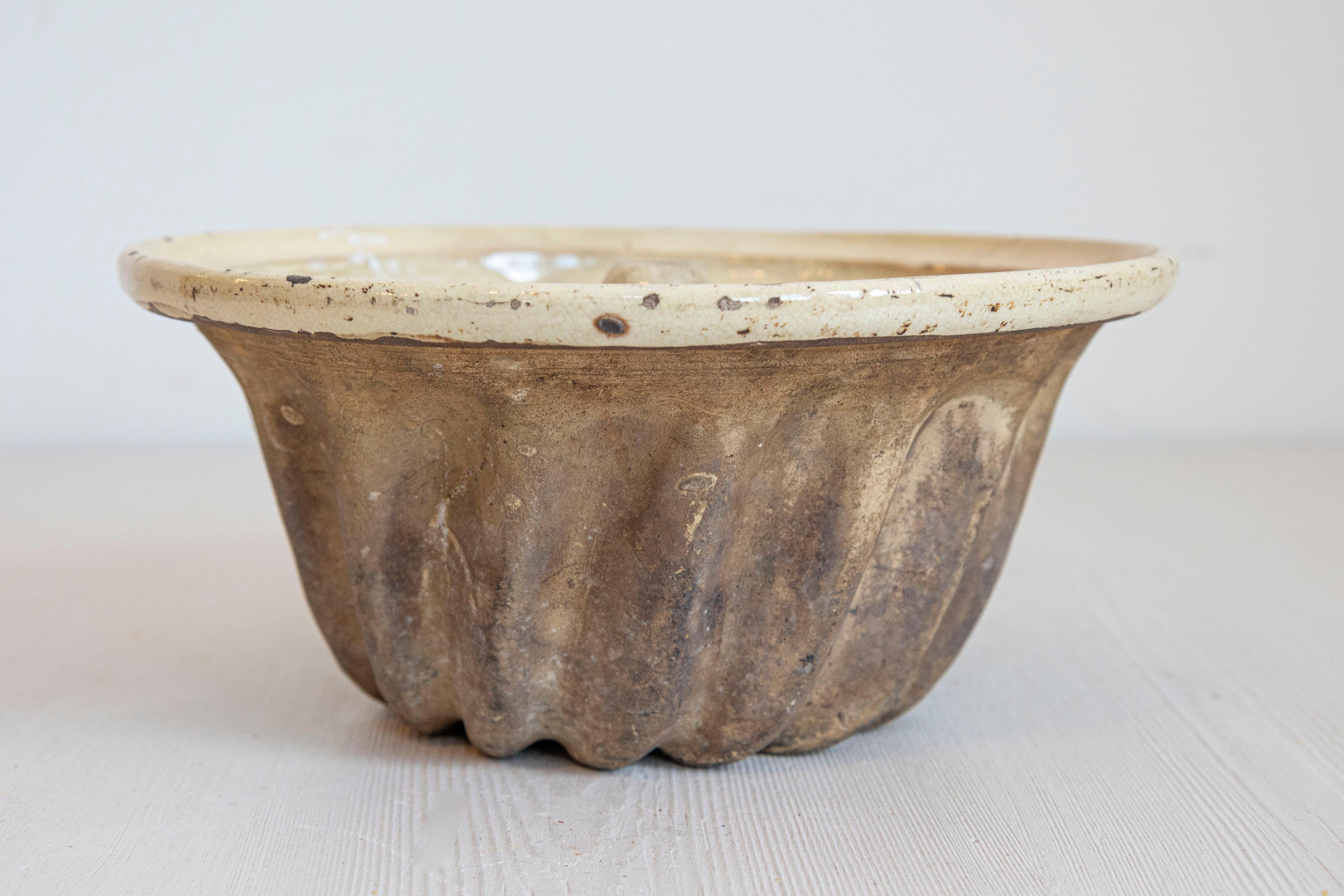 Französische Terrakotta-Kuchenform aus dem 19. Jahrhundert mit Beige- und Brauntönen im Zustand „Gut“ im Angebot in Atlanta, GA