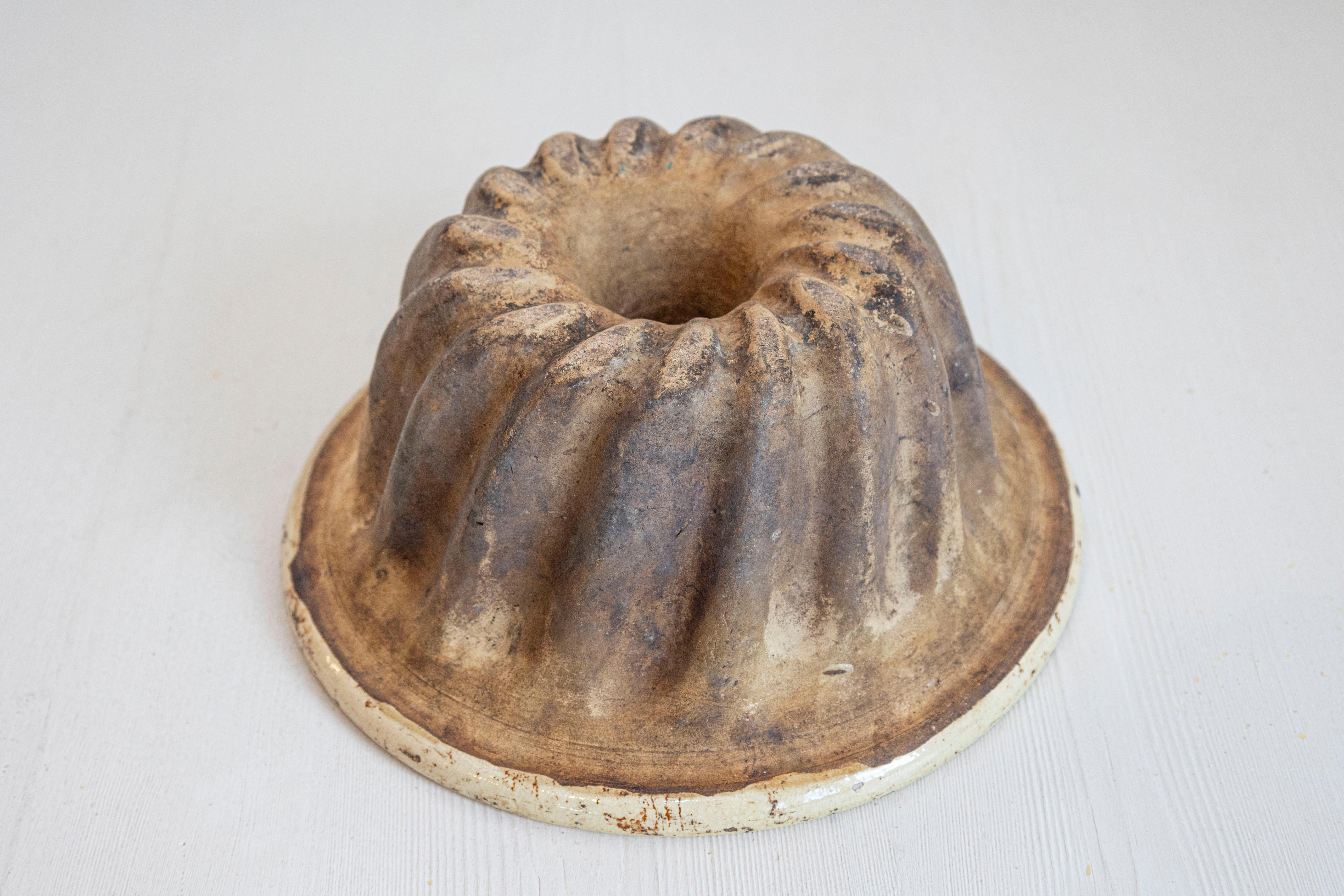 Französische Terrakotta-Kuchenform aus dem 19. Jahrhundert mit Beige- und Brauntönen im Angebot 3