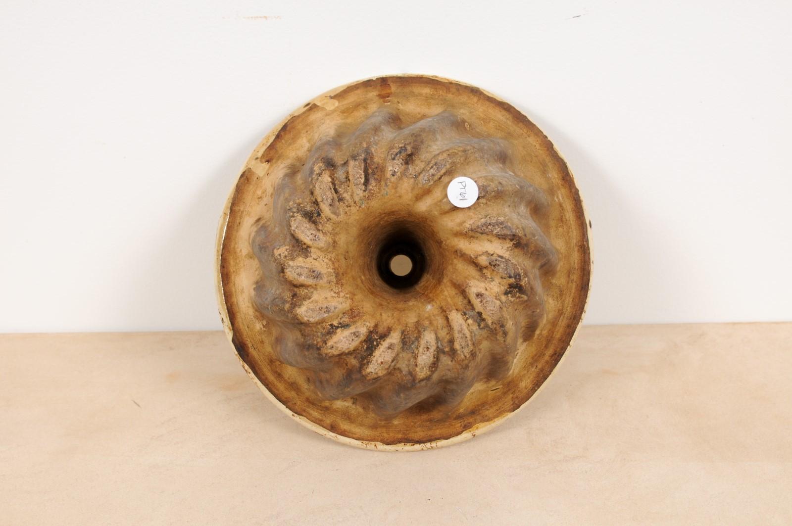 French 19th Century Terracotta Kouglof Cake Mold with Beige and Brown Tones For Sale 3