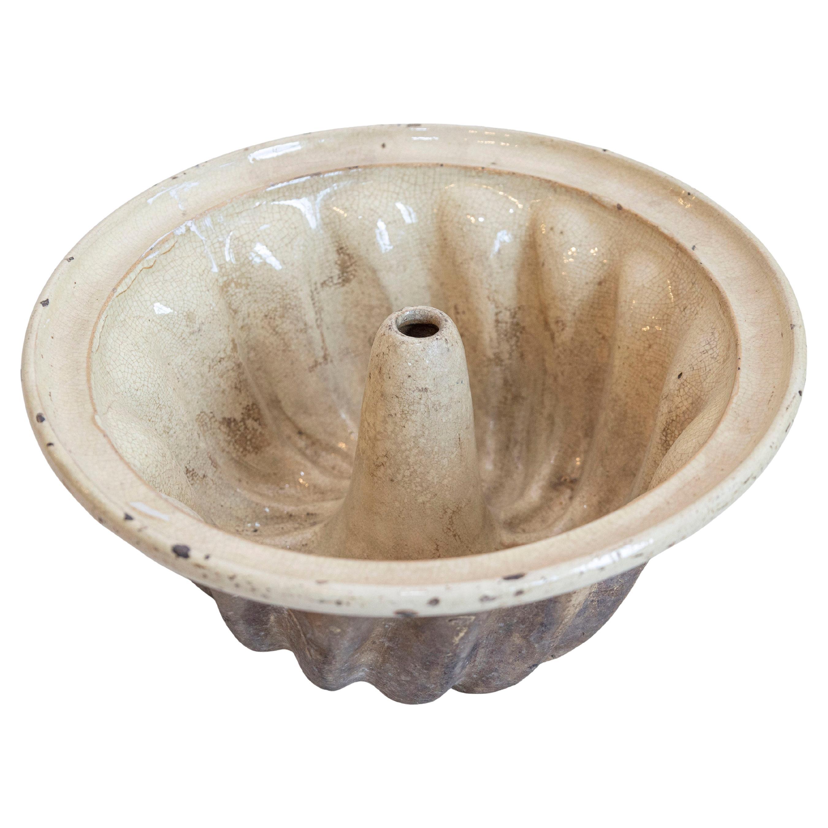 Französische Terrakotta-Kuchenform aus dem 19. Jahrhundert mit Beige- und Brauntönen im Angebot