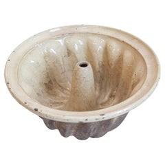 Französische Terrakotta-Kuchenform aus dem 19. Jahrhundert mit Beige- und Brauntönen
