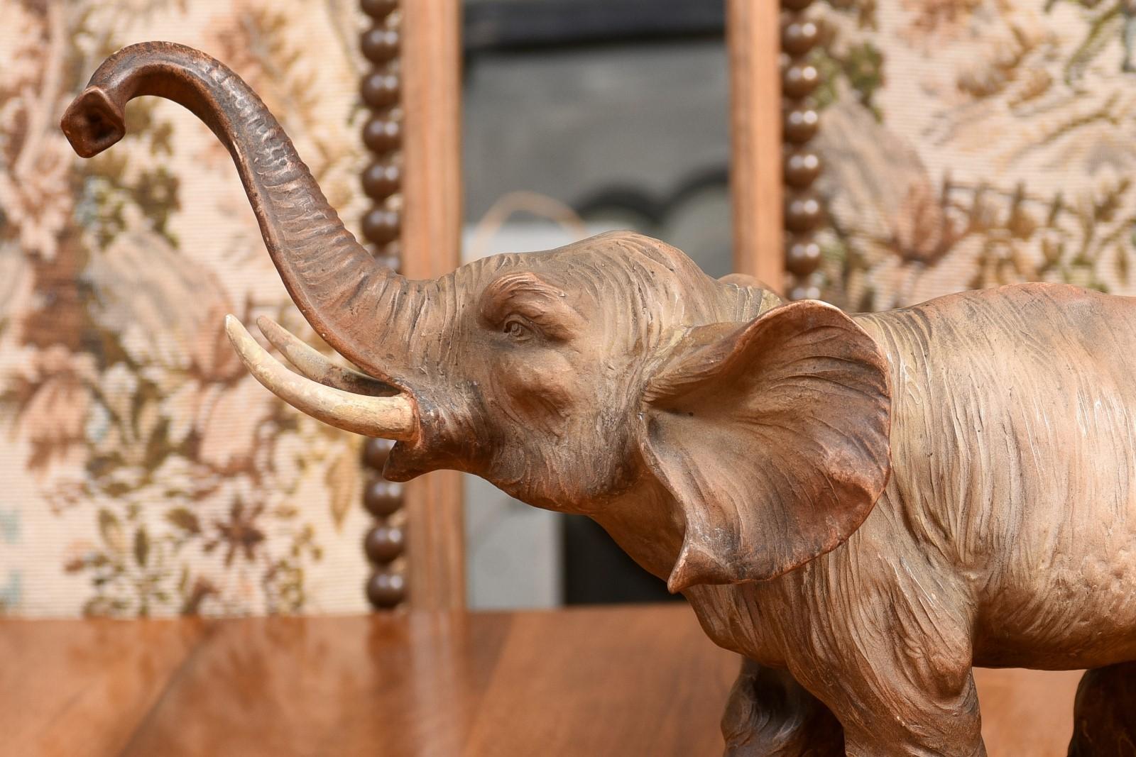 Sculpture française du 19ème siècle en terre cuite représentant un éléphant marchant d'Asie en vente 5