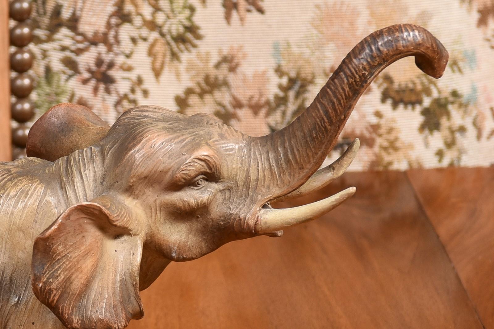 XIXe siècle Sculpture française du 19ème siècle en terre cuite représentant un éléphant marchant d'Asie en vente