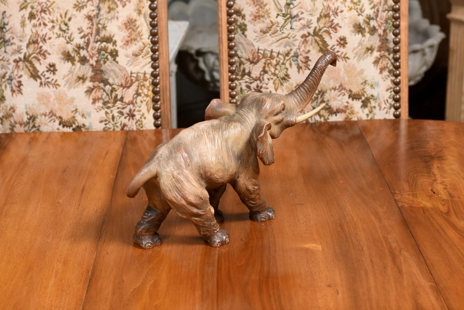 Sculpture française du 19ème siècle en terre cuite représentant un éléphant marchant d'Asie en vente 1
