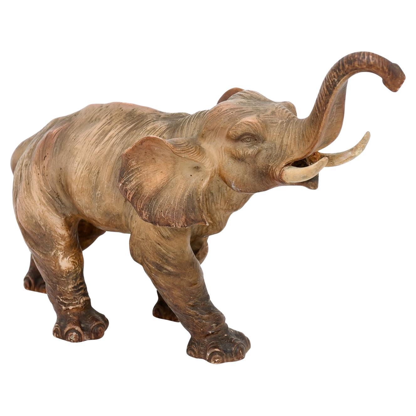 Französische Terrakotta-Skulptur eines gehenden asiatischen Elefanten aus dem 19. Jahrhundert